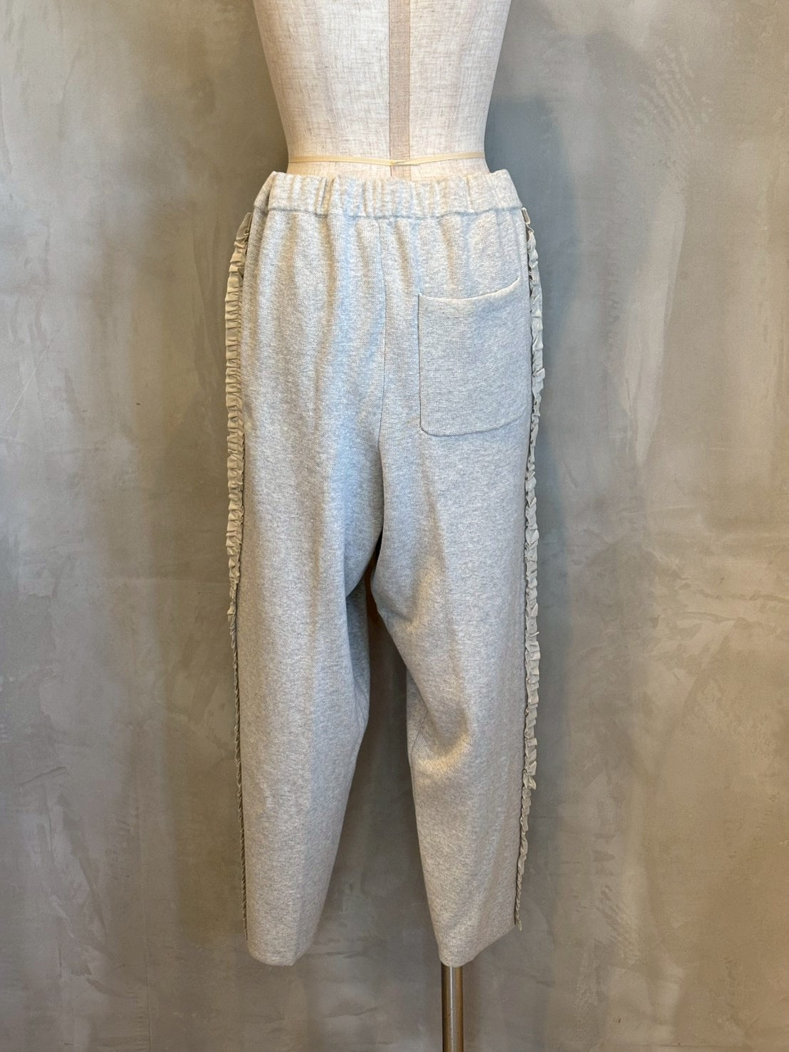 【maomade】/やわらかコットンミラノリブ風サイドふりふりフリルテーパードパンツ