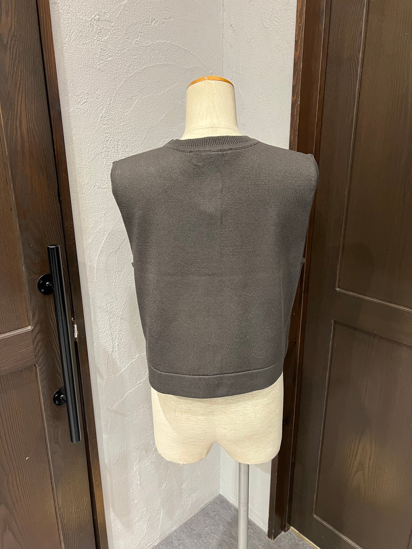 【TORRAZZO DONNA】ビーズ刺繡ニットベスト