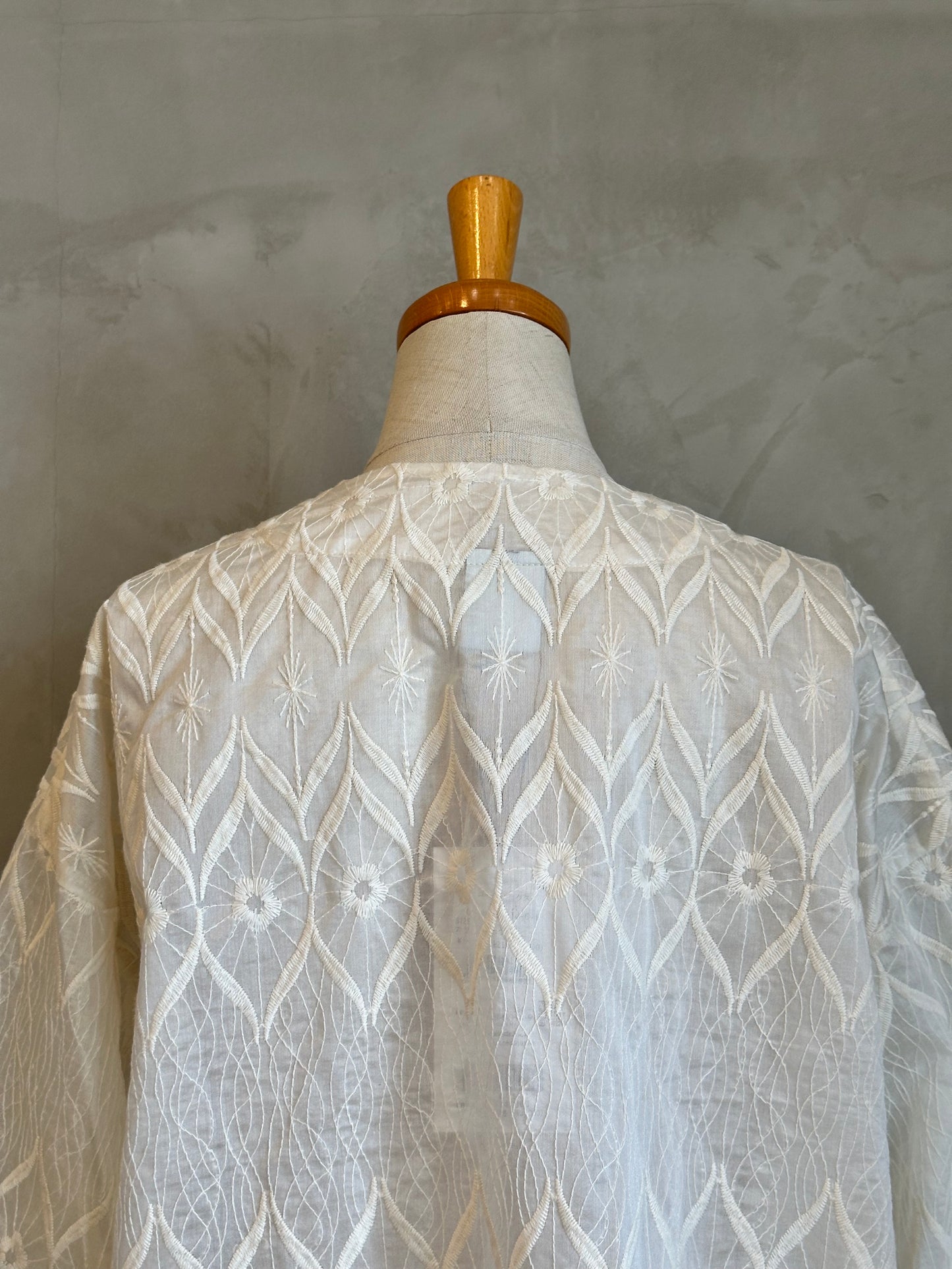 【NOMBRE IMPAIR】フラワー刺繍V開きブラウス