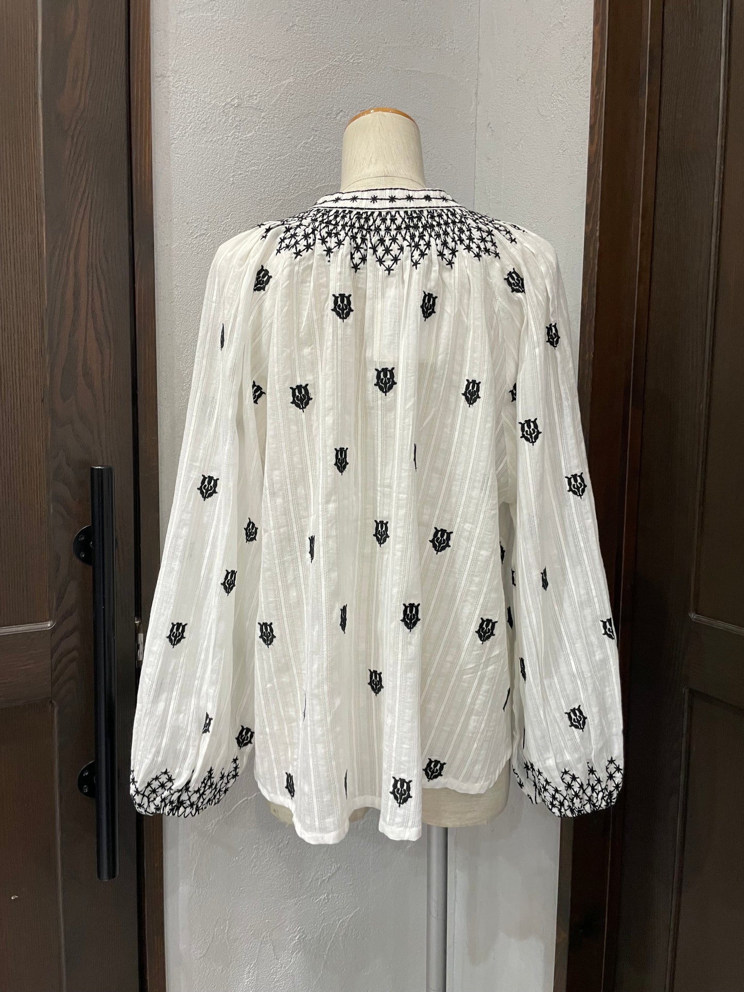 【TORRAZZO DONNA】インド刺繍ブラウス