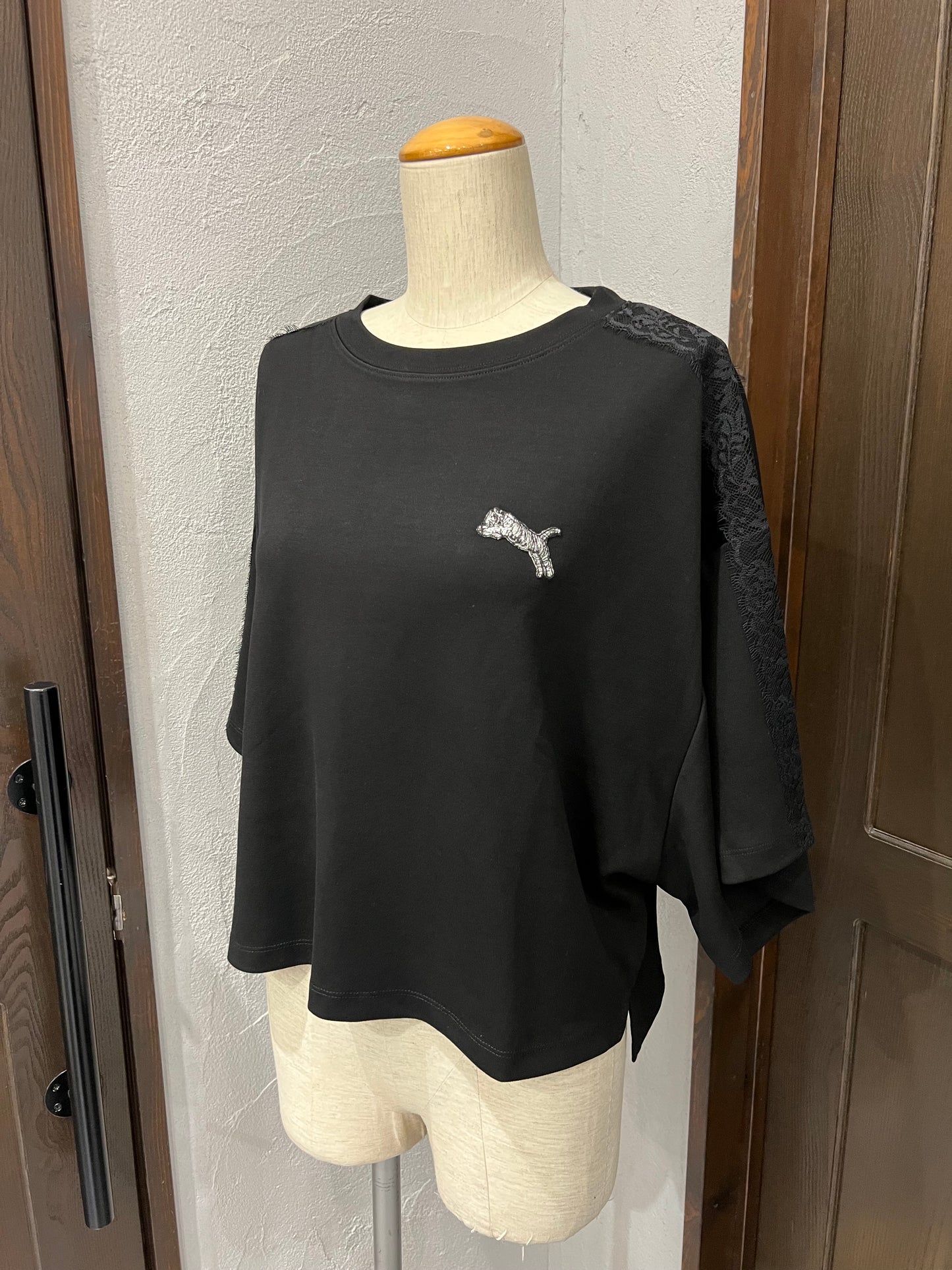 【TRANOI】トラ刺繍レースライントップス