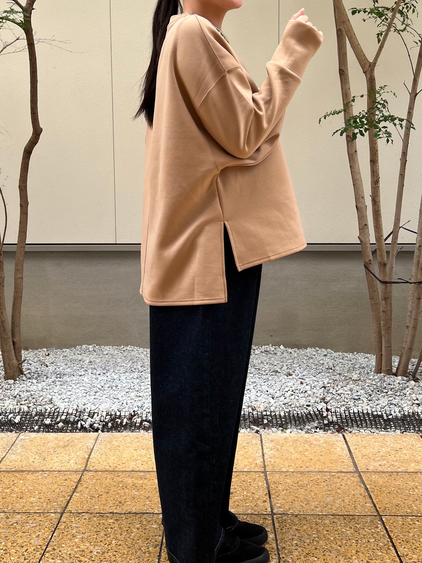 【botanical】ソフトダンボールロゴ刺繍スリットプルオーバー