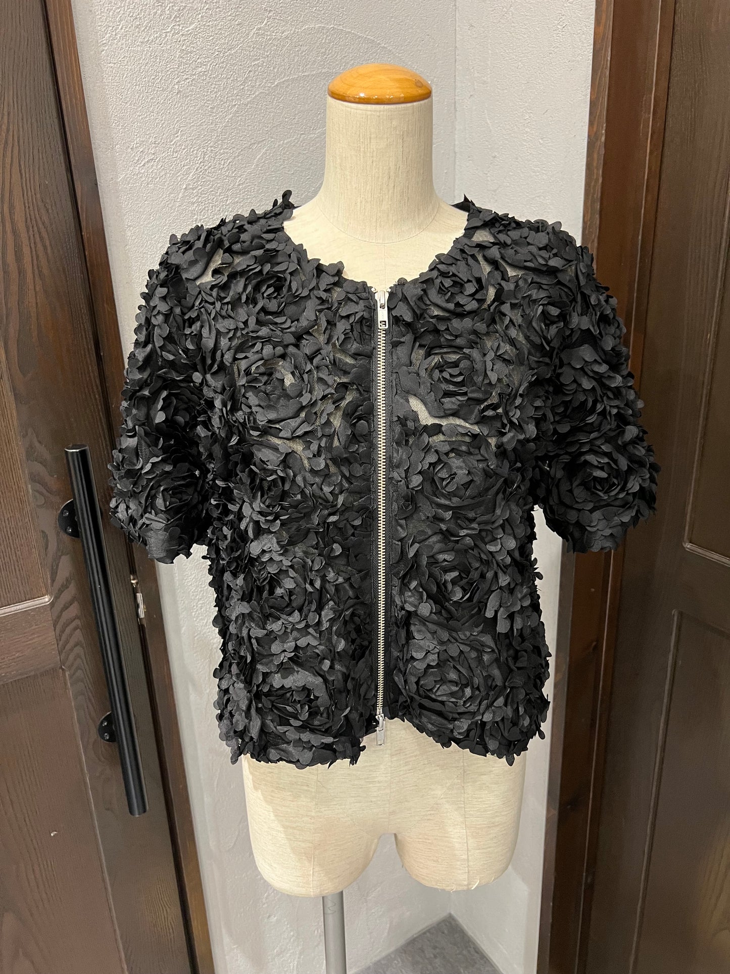 【TORRAZZO DONNA】フラワーチュール刺繍シアージャケット