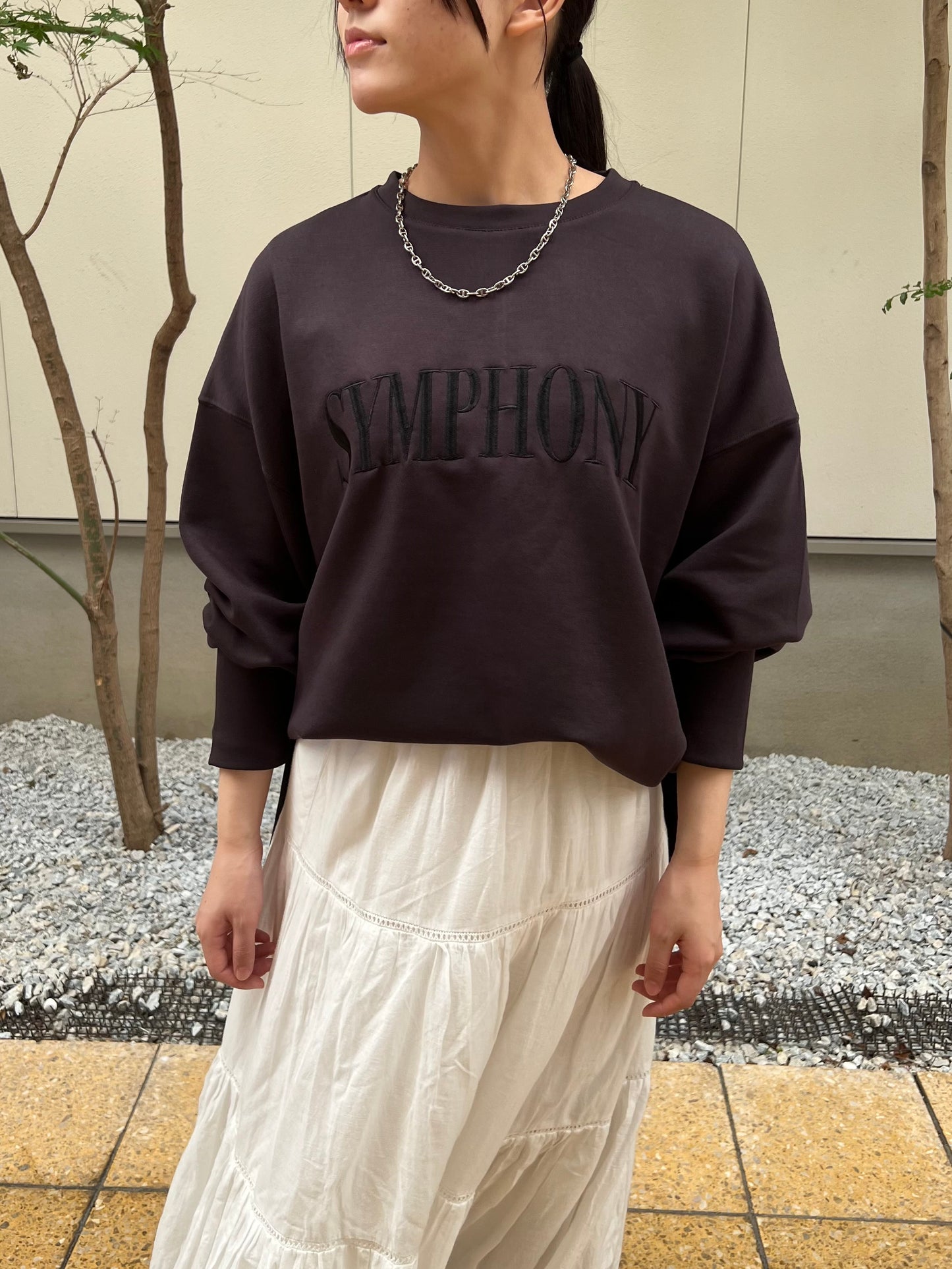【botanical】ソフトダンボールロゴ刺繍スリットプルオーバー