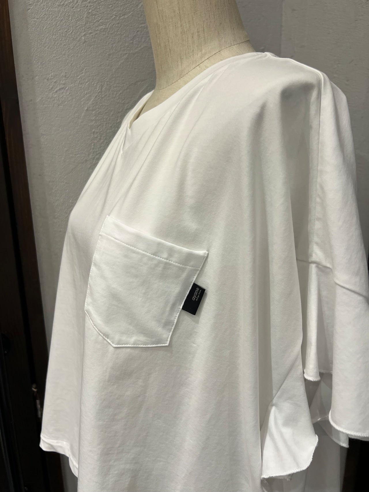 【ayane】VネックTシャツ