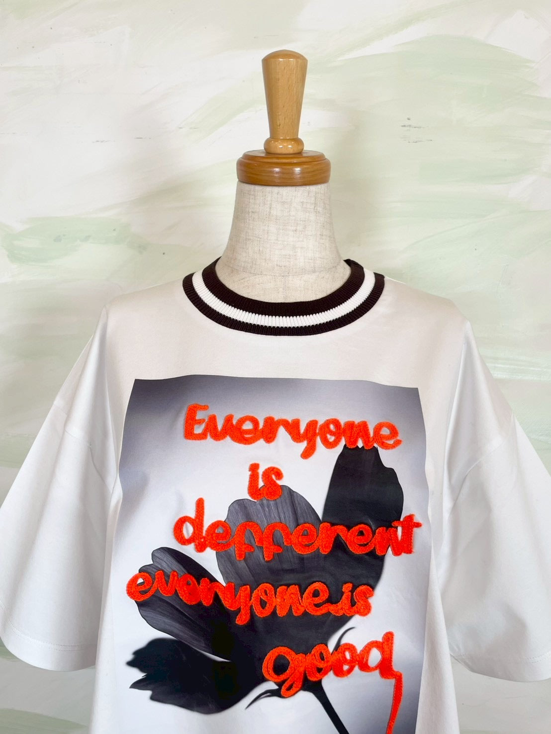 【カジュアルが新鮮になる、大人のTシャツ】EN'DAY/アートプリント×コード刺繍 Tシャツ