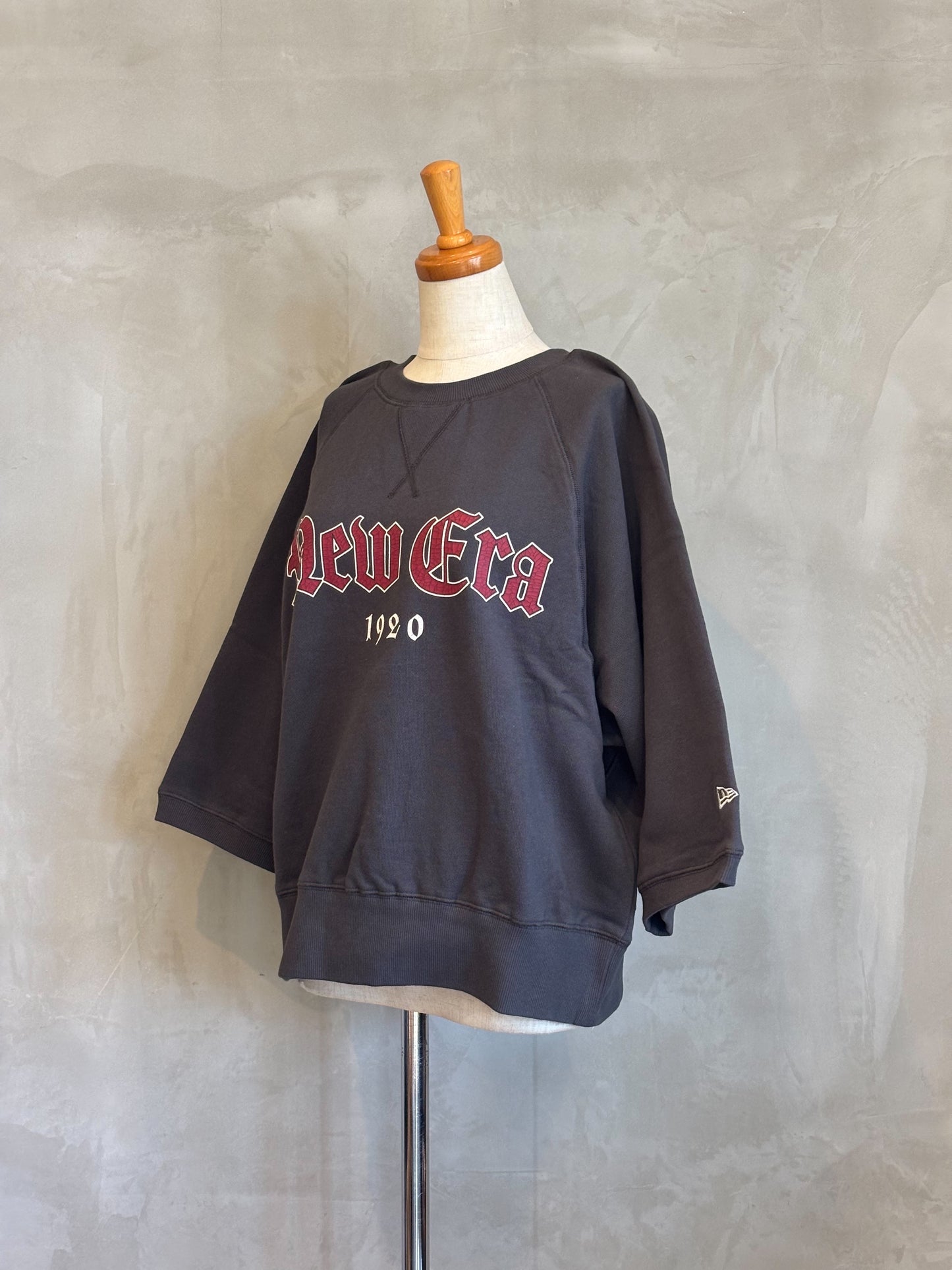 【NEW ERA】スウェット クルーネック（チャコール）