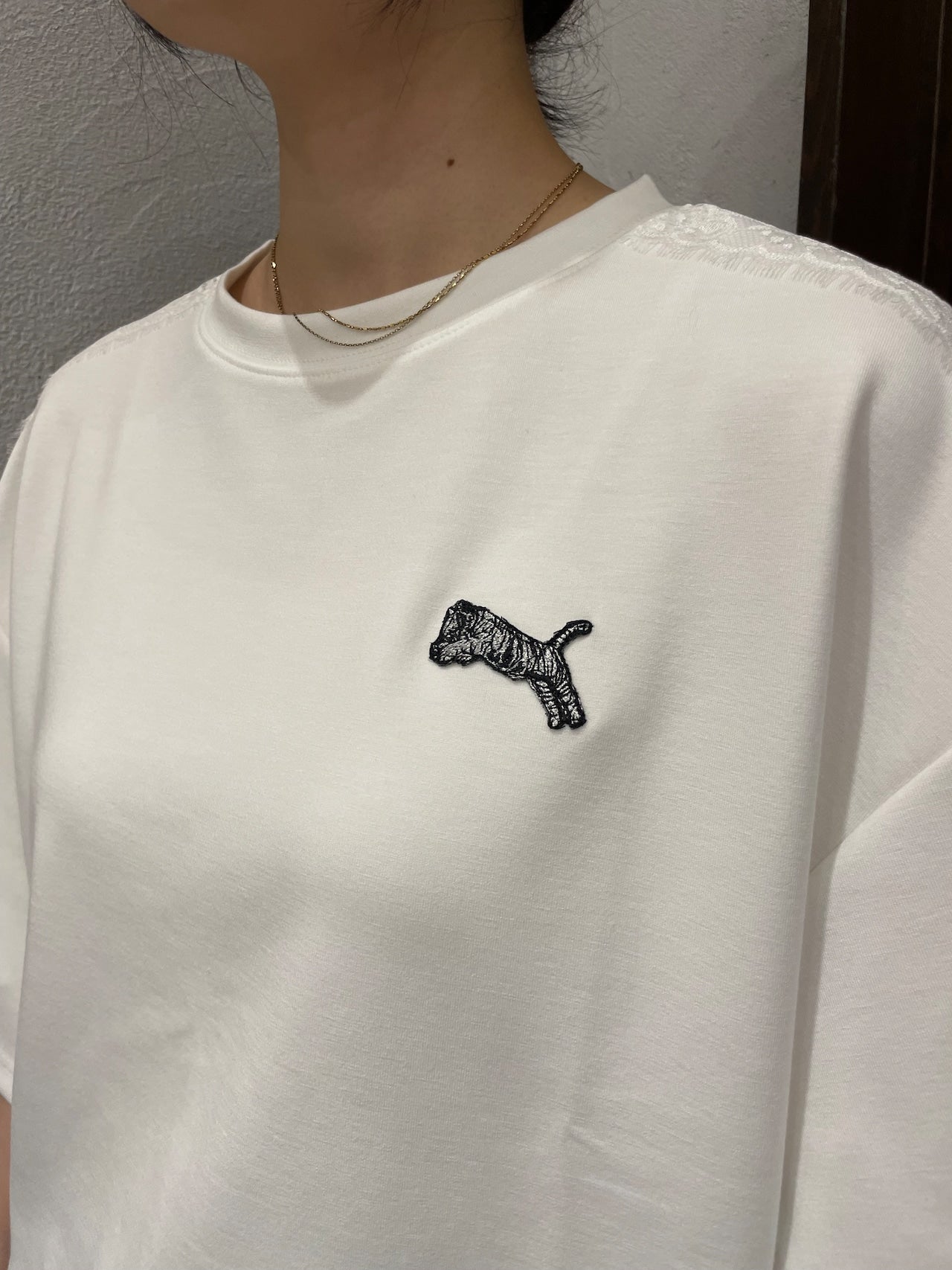 【TRANOI】トラ刺繍レースライントップス