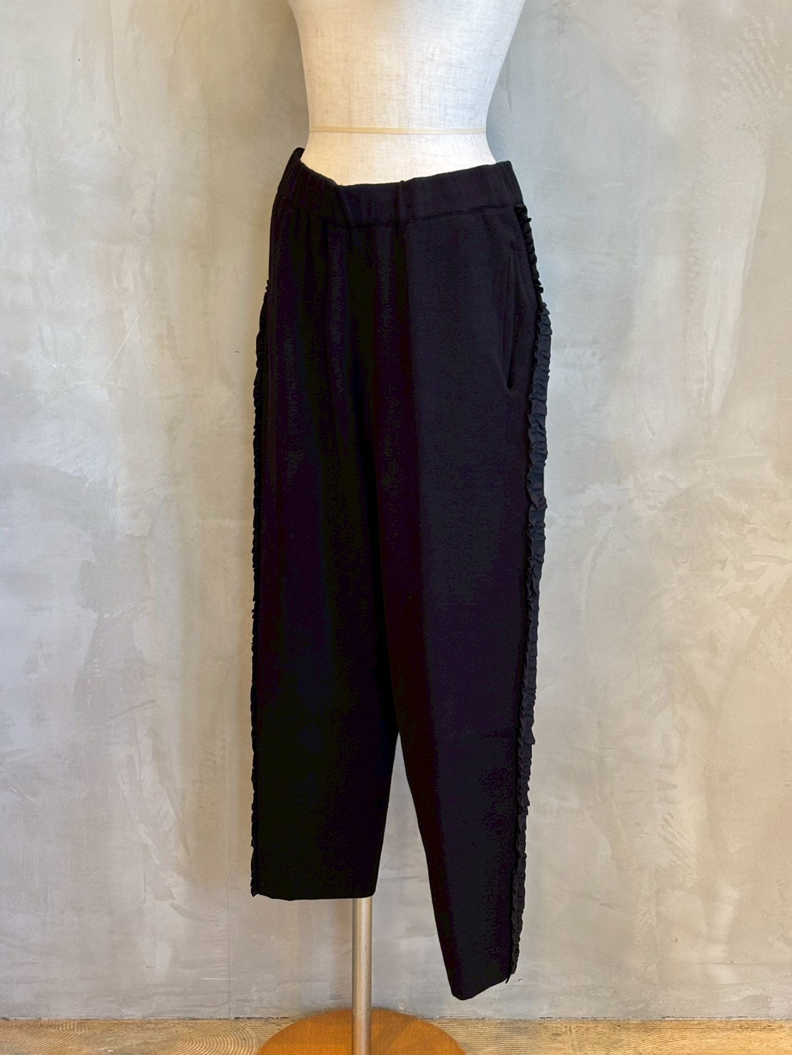 【maomade】/やわらかコットンミラノリブ風サイドふりふりフリルテーパードパンツ