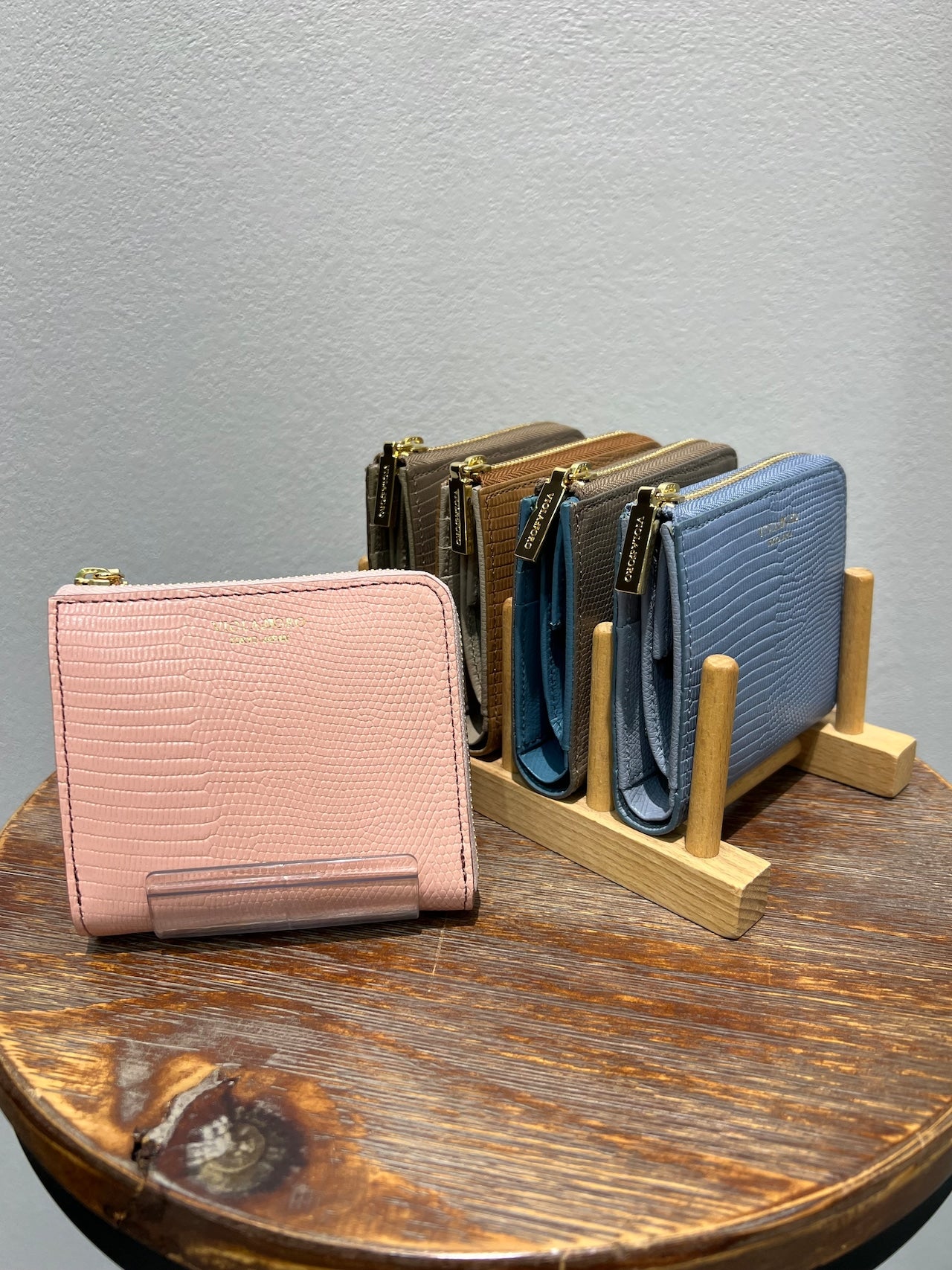 VIOLAd'RO/リザード型押しレザー二つ折りL字ウォレット