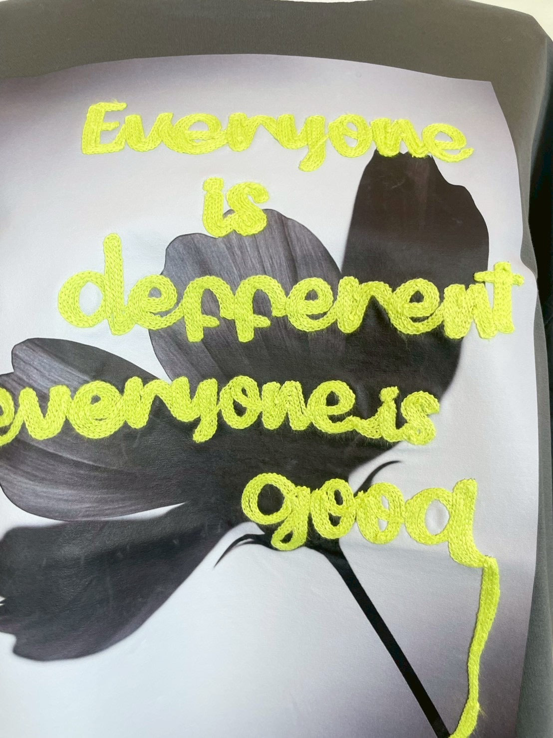 【カジュアルが新鮮になる、大人のTシャツ】EN'DAY/アートプリント×コード刺繍 Tシャツ