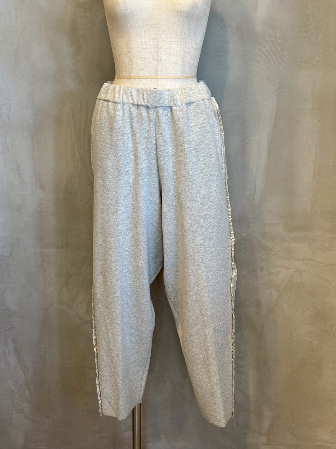 【maomade】/やわらかコットンミラノリブ風サイドふりふりフリルテーパードパンツ