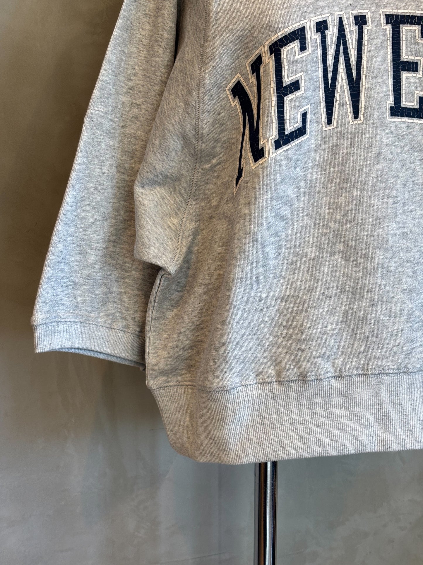 【NEW ERA】スウェット クルーネック（グレー）