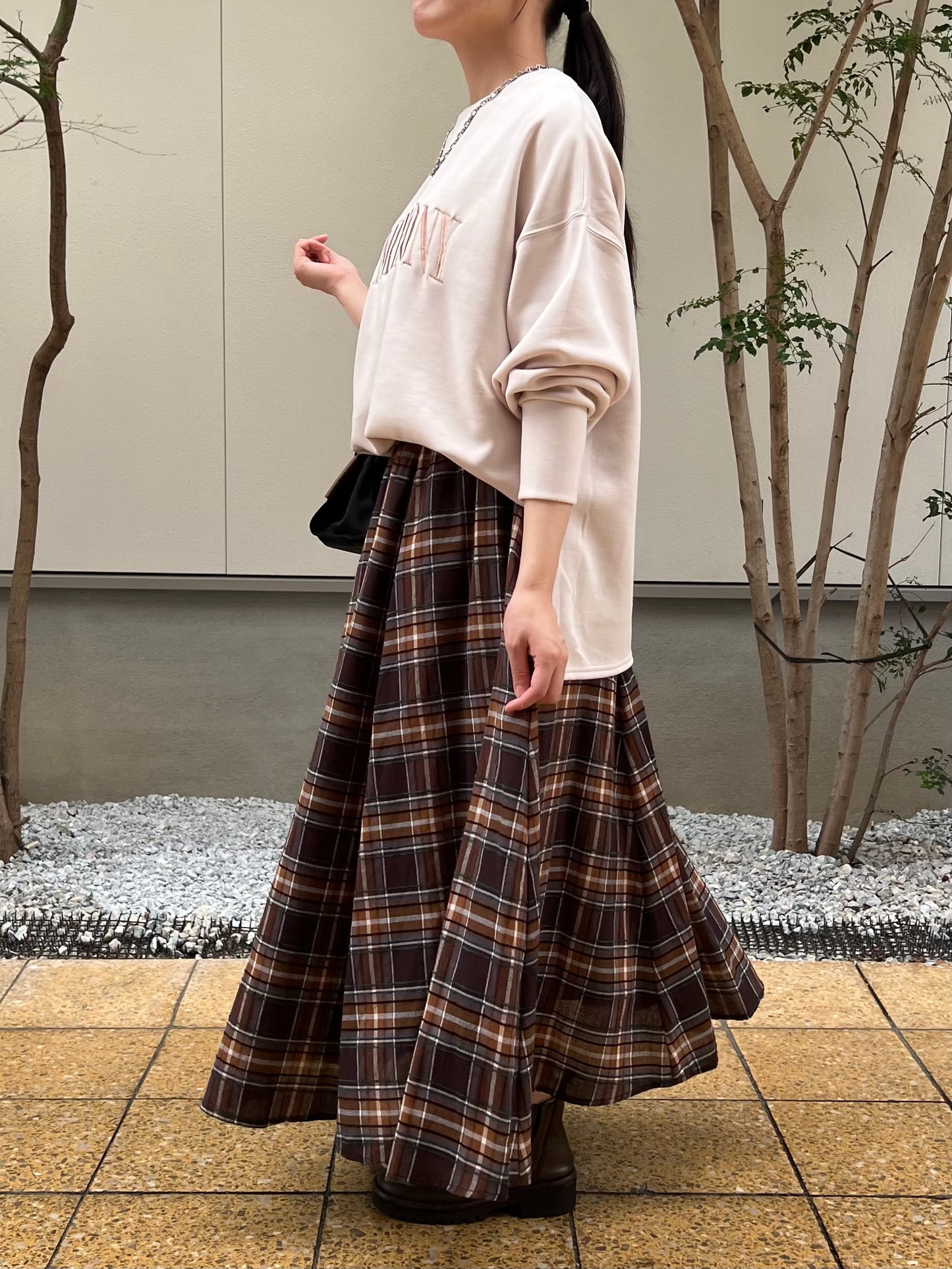 【botanical】ソフトダンボールロゴ刺繍スリットプルオーバー
