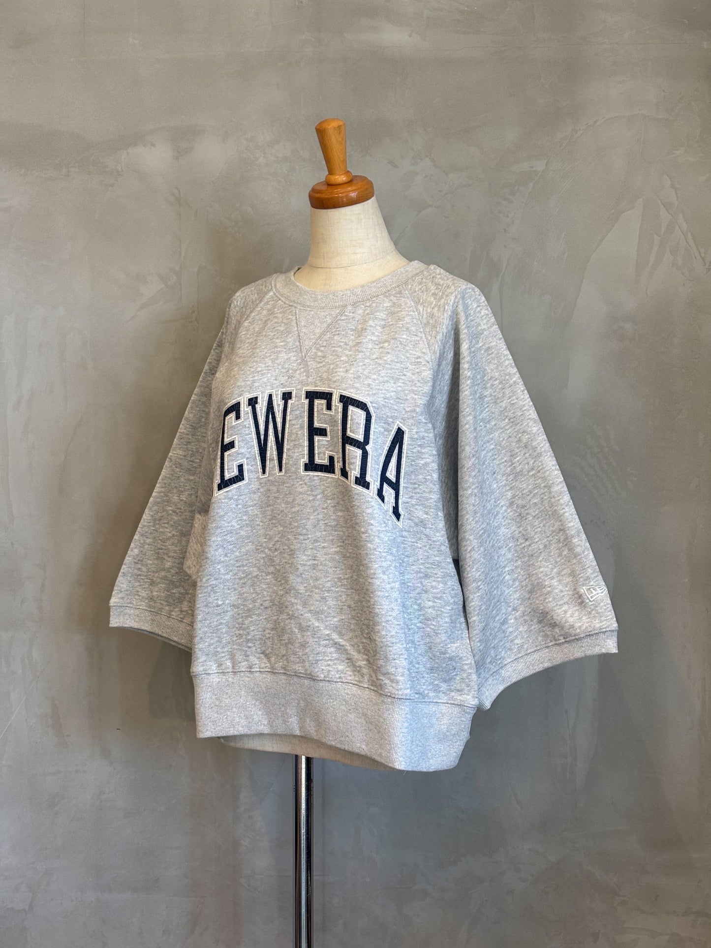 【NEW ERA】スウェット クルーネック（グレー）