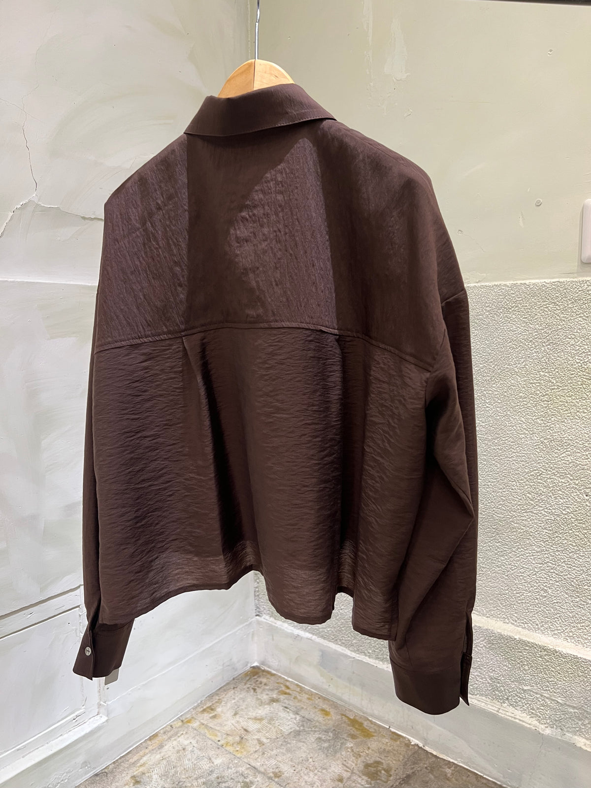 【NOUQUE】ウール混 光沢ショートブラウス