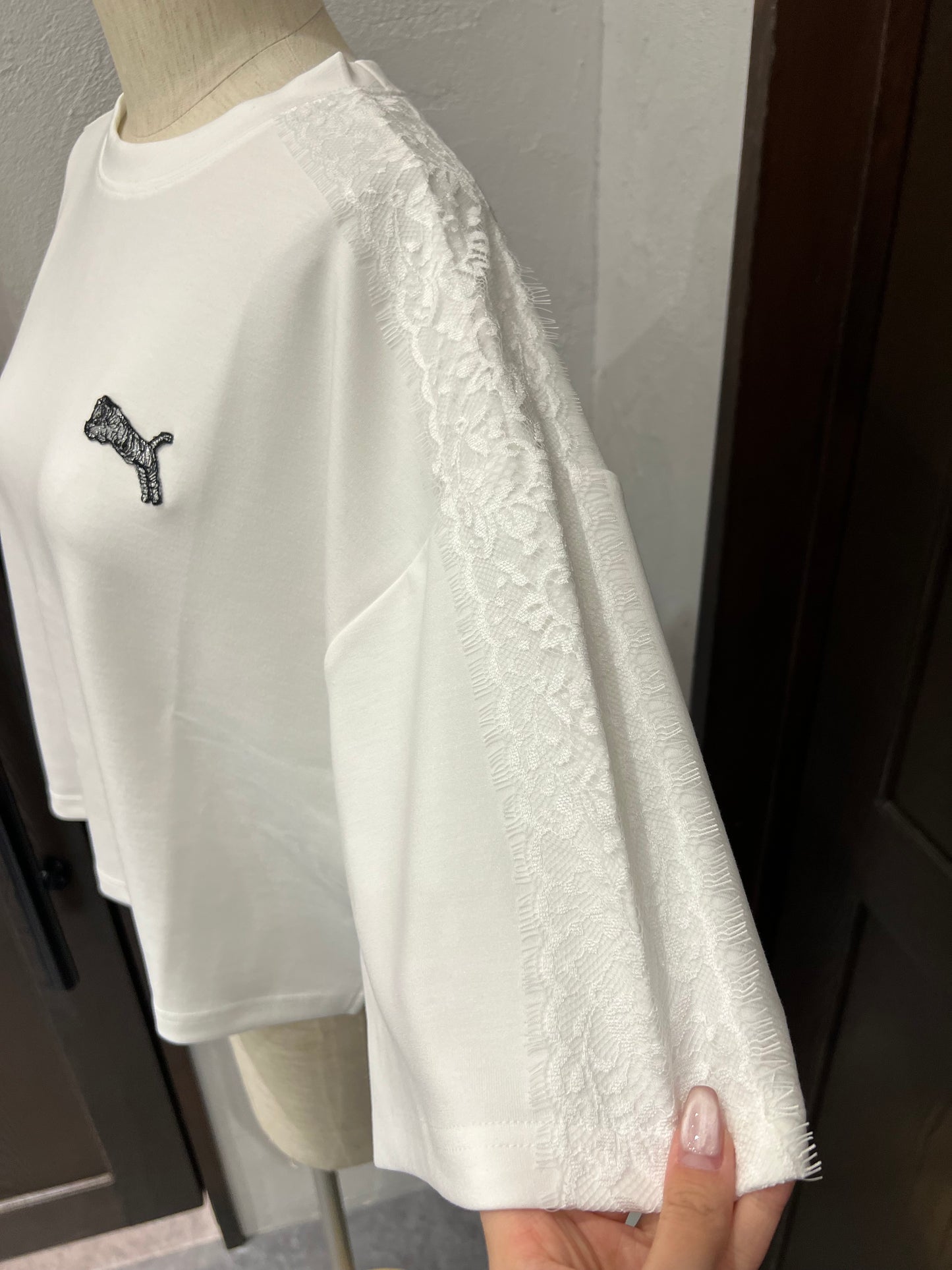 【TRANOI】トラ刺繍レースライントップス