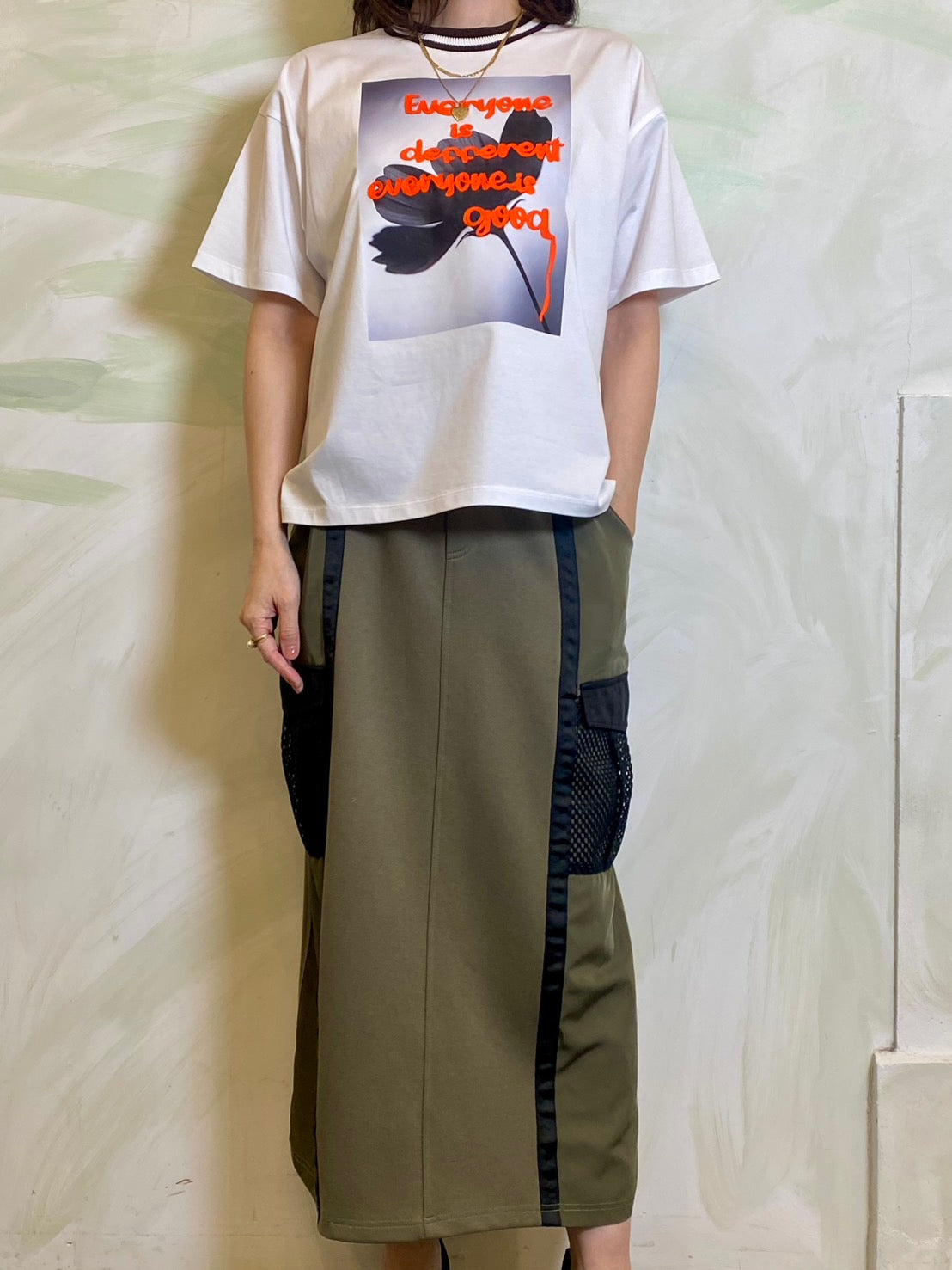 【カジュアルが新鮮になる、大人のTシャツ】EN'DAY/アートプリント×コード刺繍 Tシャツ