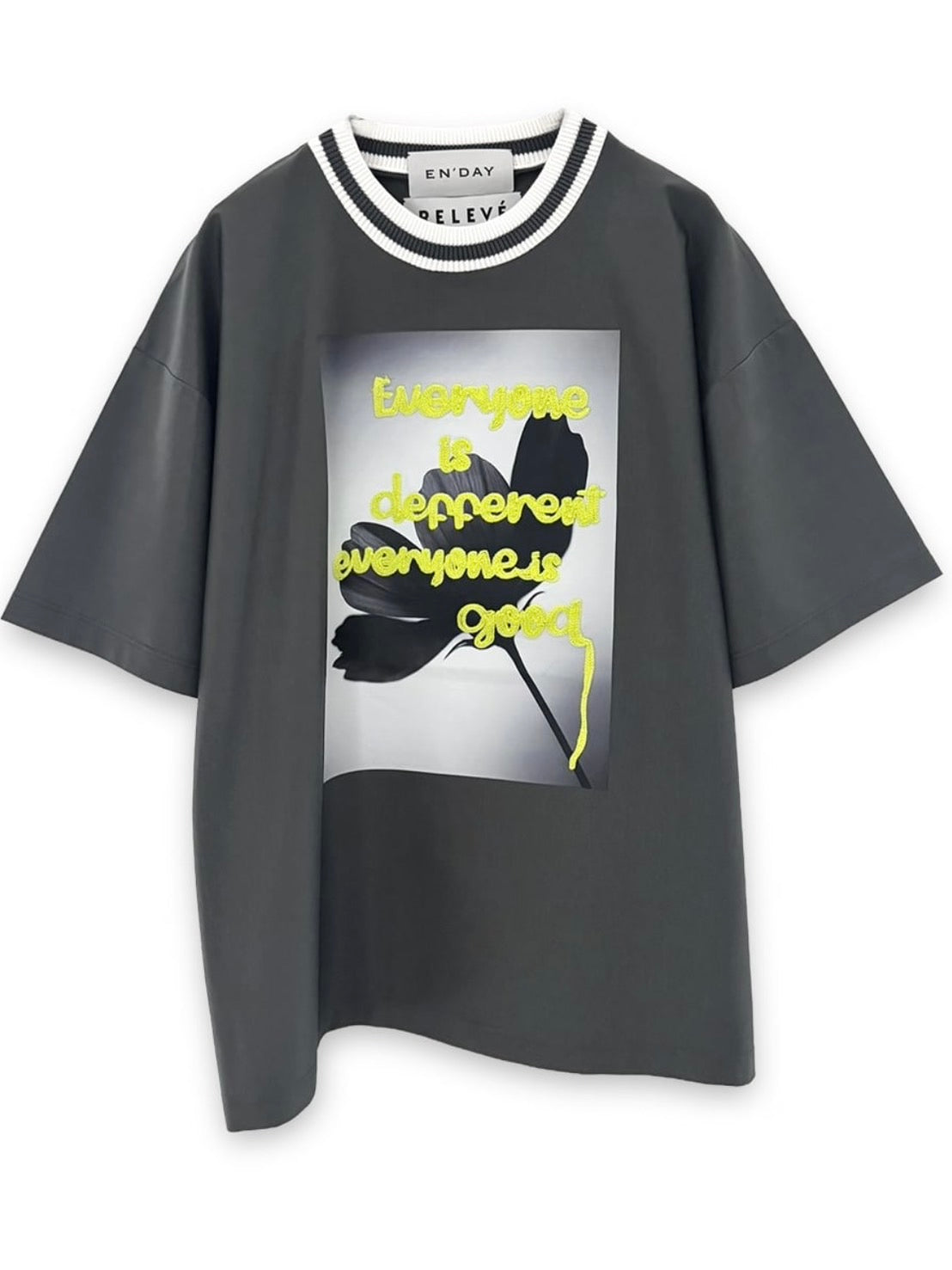 【カジュアルが新鮮になる、大人のTシャツ】EN'DAY/アートプリント×コード刺繍 Tシャツ