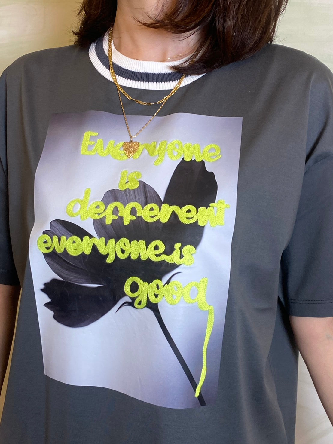 【カジュアルが新鮮になる、大人のTシャツ】EN'DAY/アートプリント×コード刺繍 Tシャツ