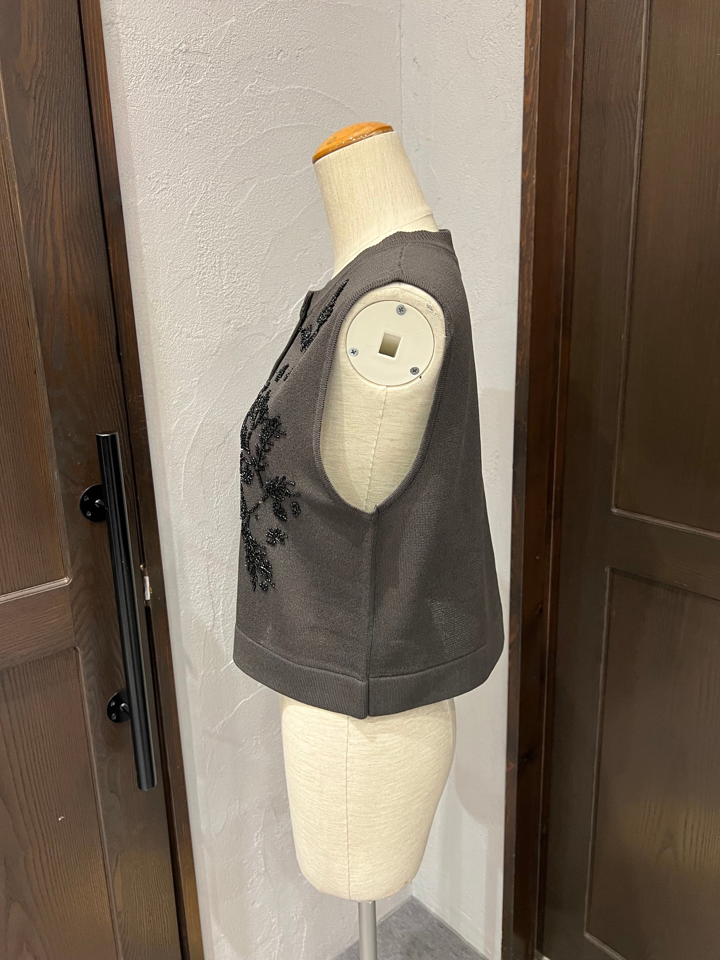 【TORRAZZO DONNA】ビーズ刺繡ニットベスト