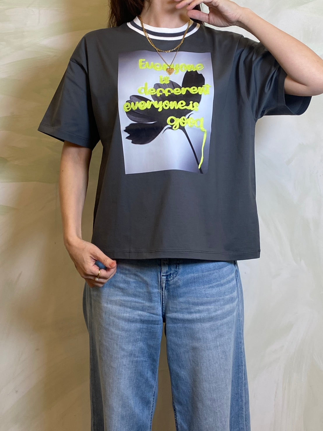 【カジュアルが新鮮になる、大人のTシャツ】EN'DAY/アートプリント×コード刺繍 Tシャツ