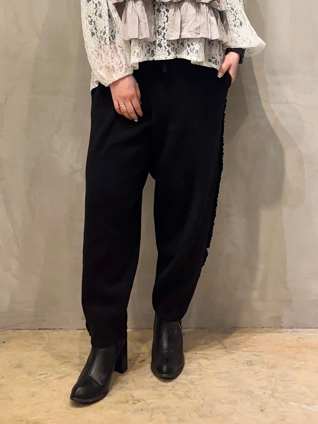 【maomade】/やわらかコットンミラノリブ風サイドふりふりフリルテーパードパンツ