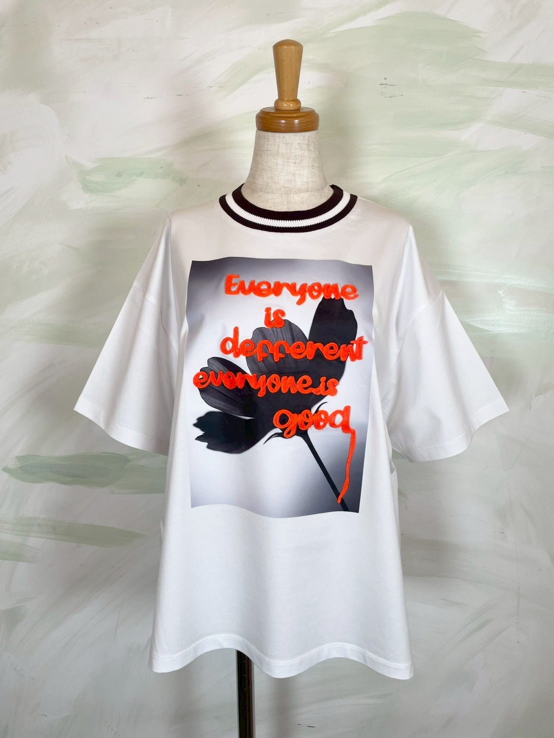 【カジュアルが新鮮になる、大人のTシャツ】EN'DAY/アートプリント×コード刺繍 Tシャツ