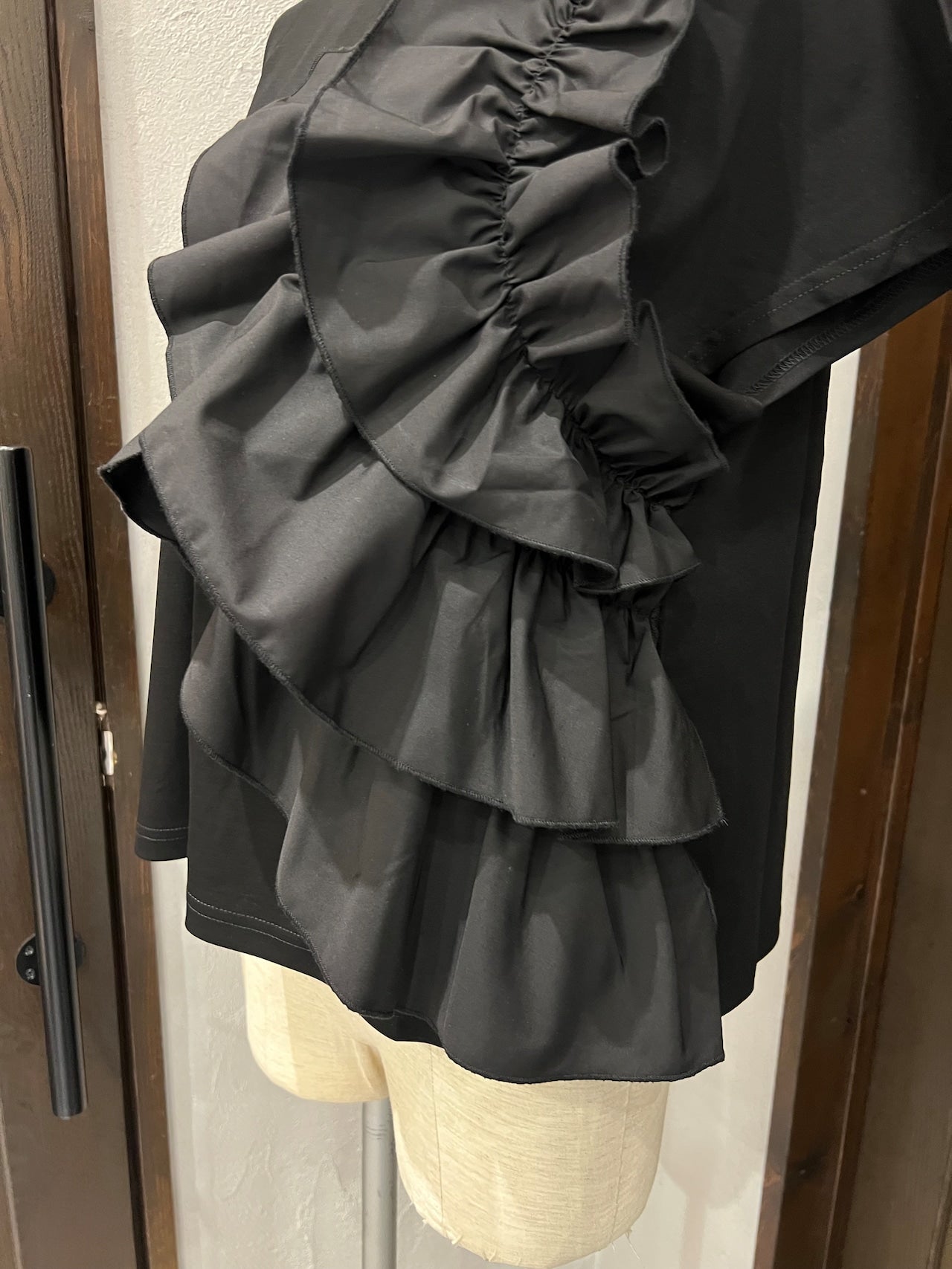 【PICCIN PERLA】アシンメトリーフリルプルオーバー