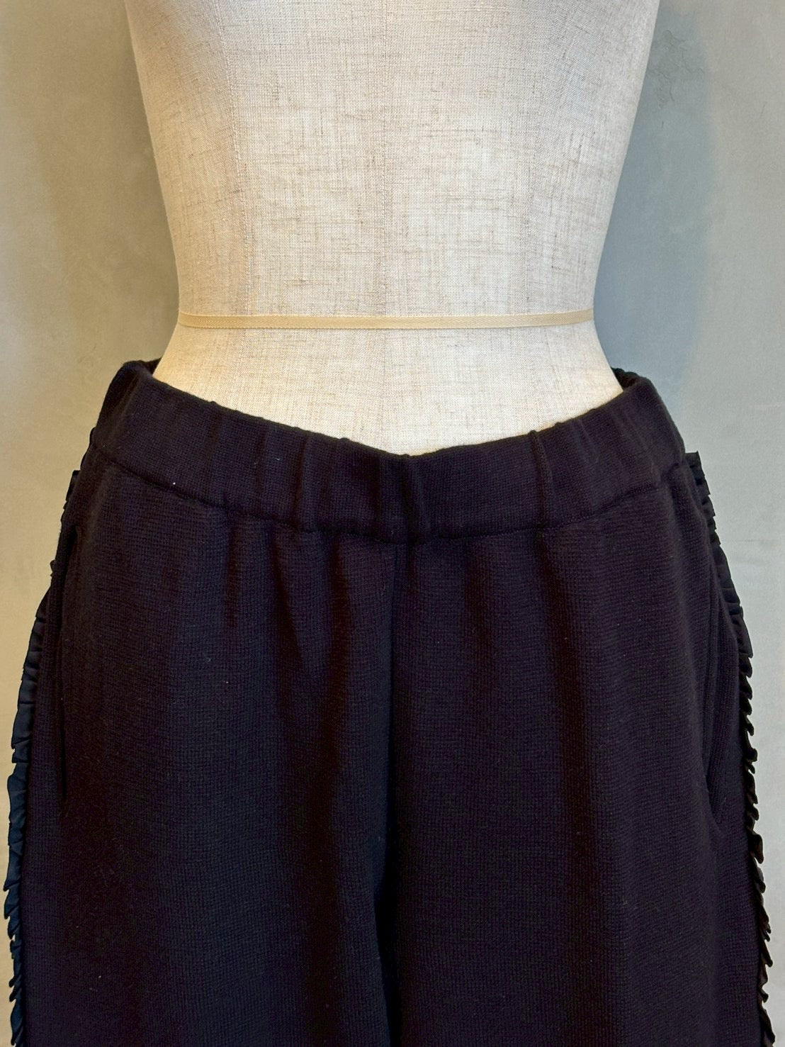 【maomade】/やわらかコットンミラノリブ風サイドふりふりフリルテーパードパンツ