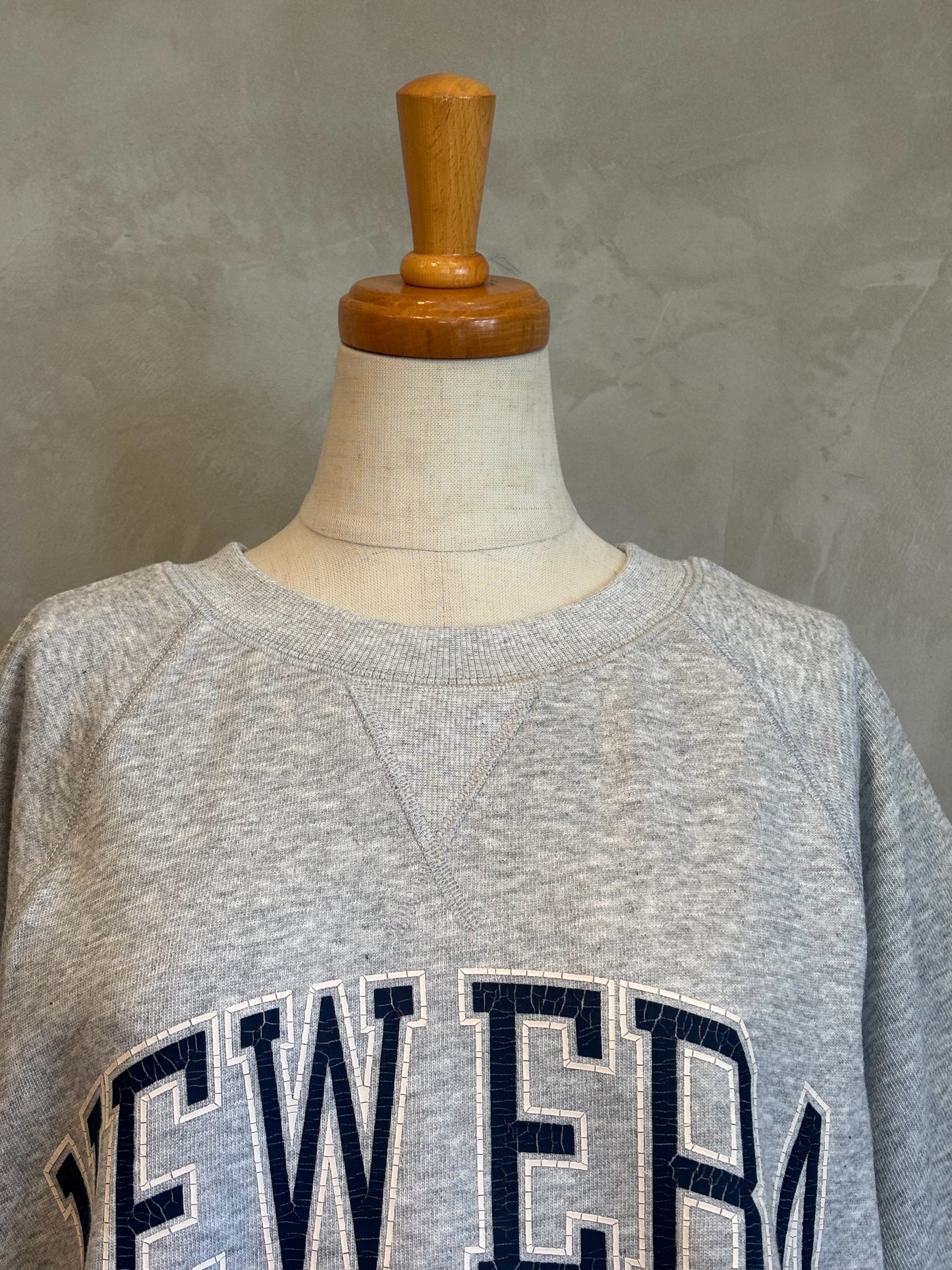 【NEW ERA】スウェット クルーネック（グレー）