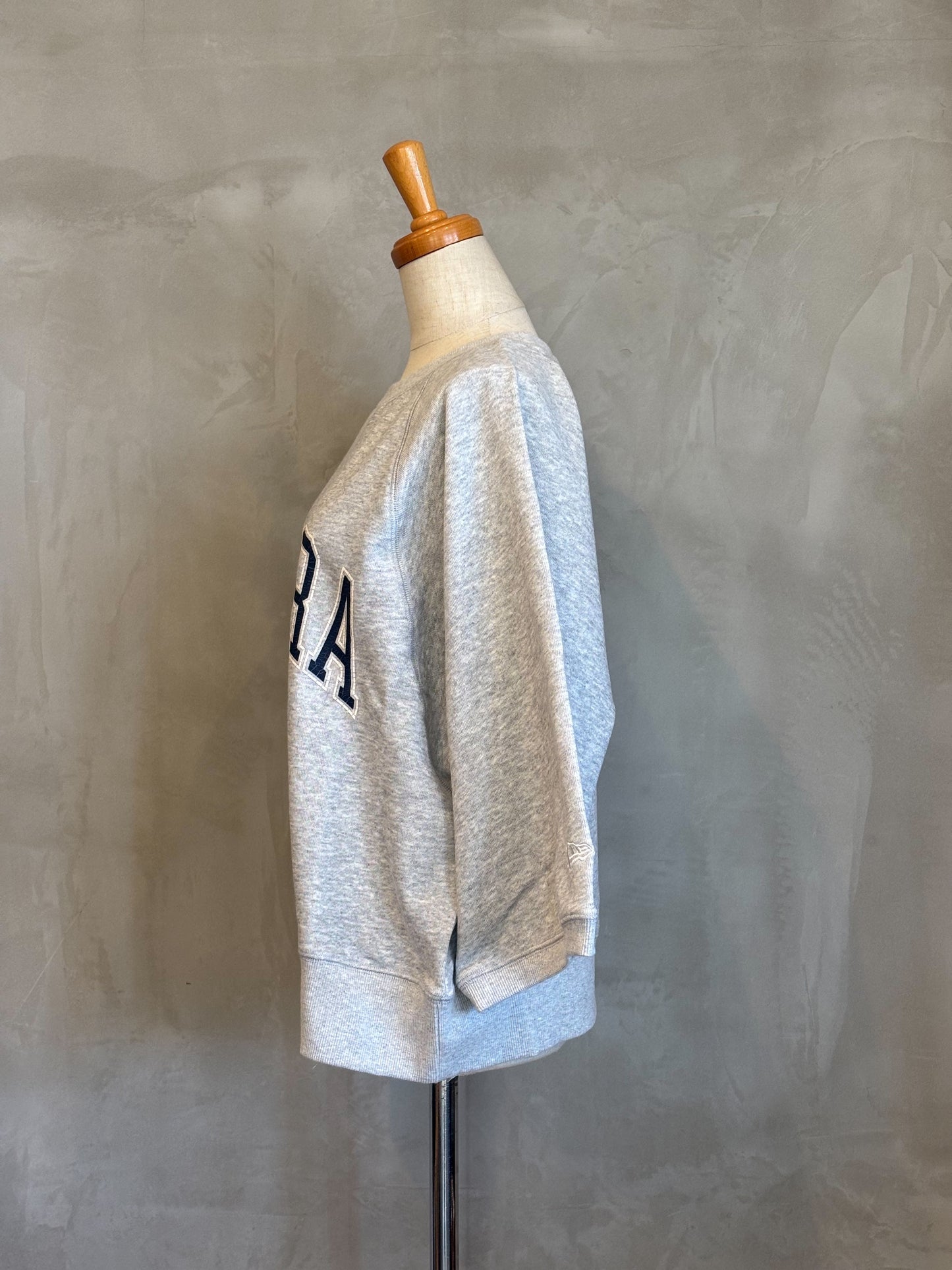 【NEW ERA】スウェット クルーネック（グレー）