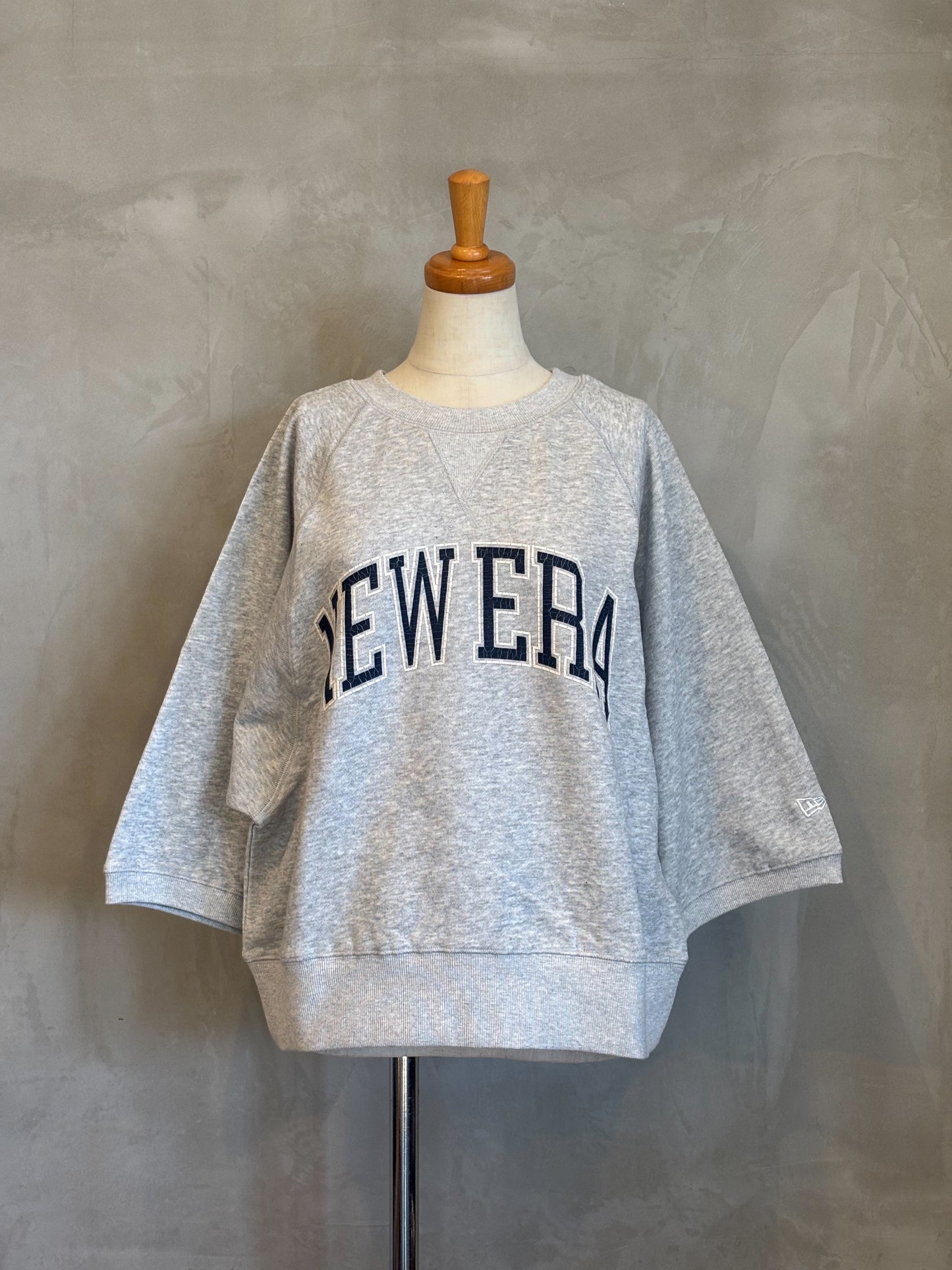 【NEW ERA】スウェット クルーネック（グレー）