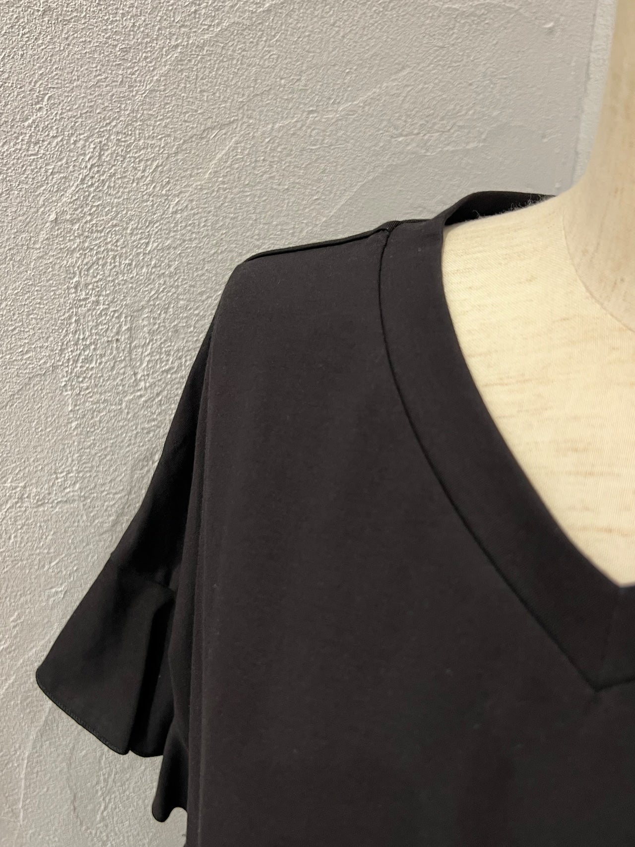 【ayane】VネックTシャツ