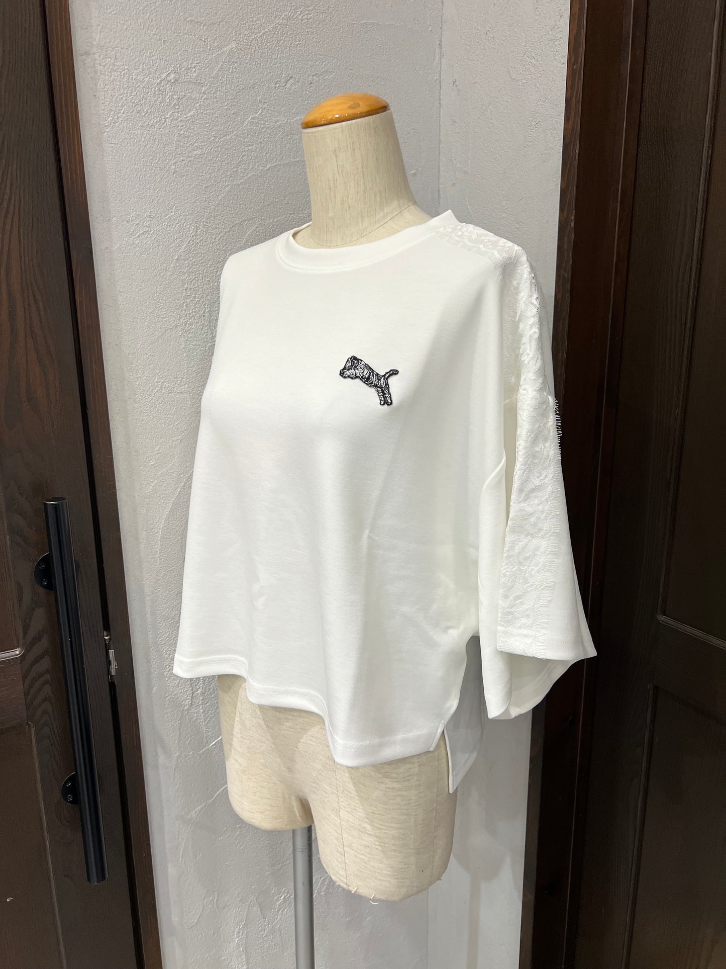 【TRANOI】トラ刺繍レースライントップス