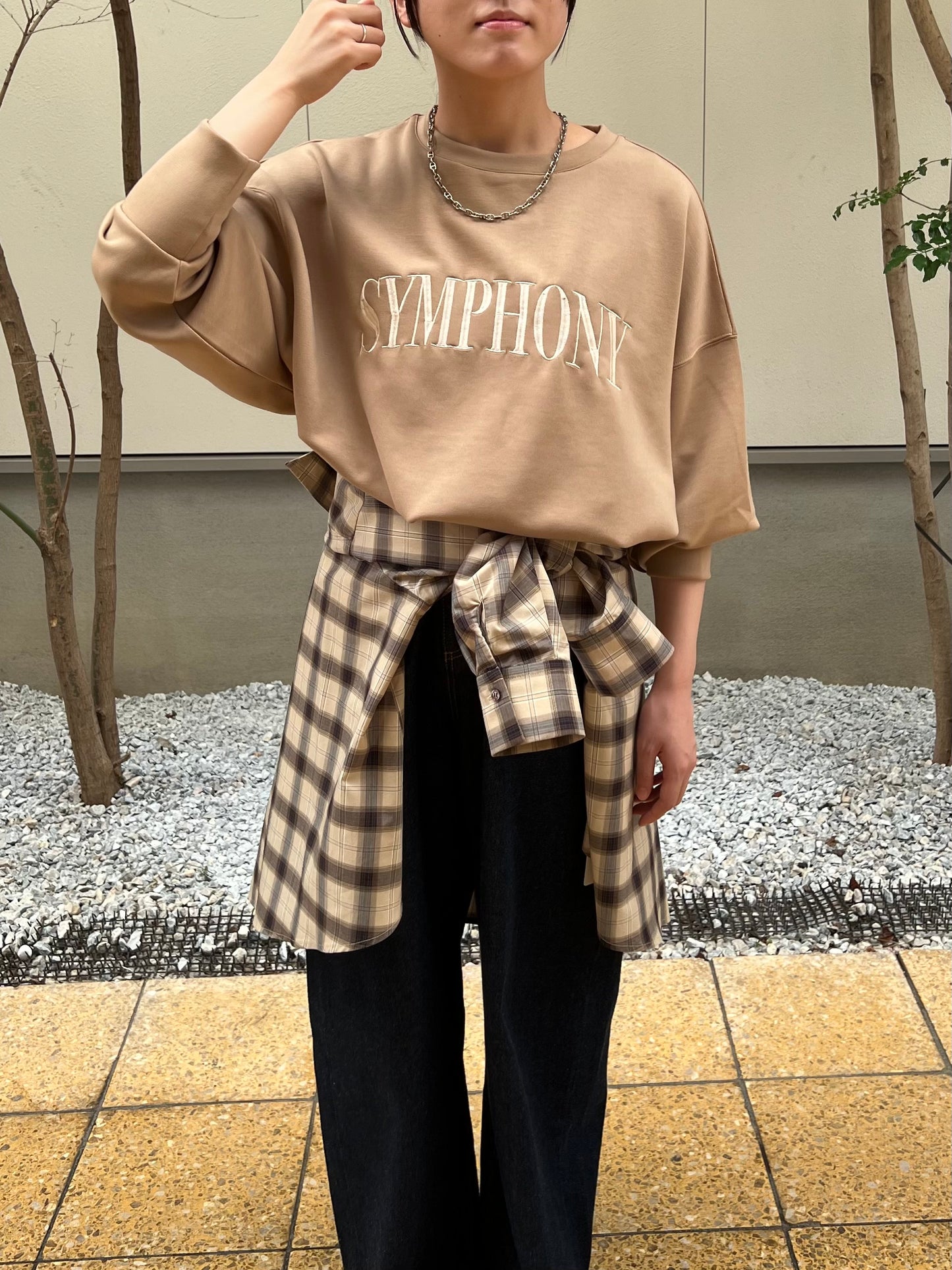 【botanical】ソフトダンボールロゴ刺繍スリットプルオーバー