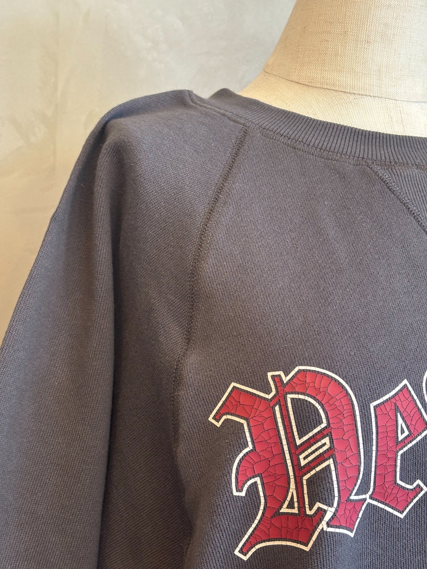 【NEW ERA】スウェット クルーネック（チャコール）