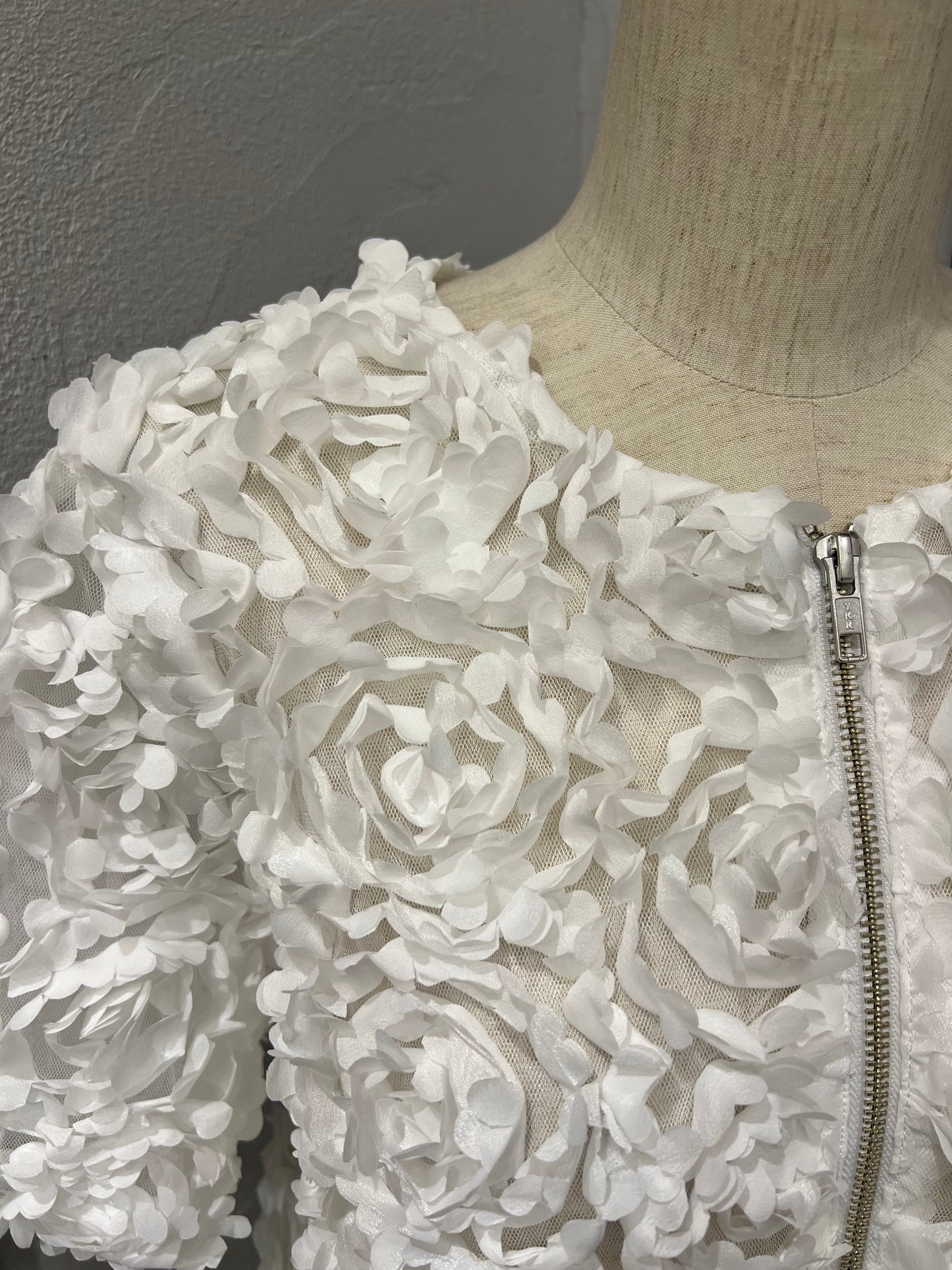【TORRAZZO DONNA】フラワーチュール刺繍シアージャケット