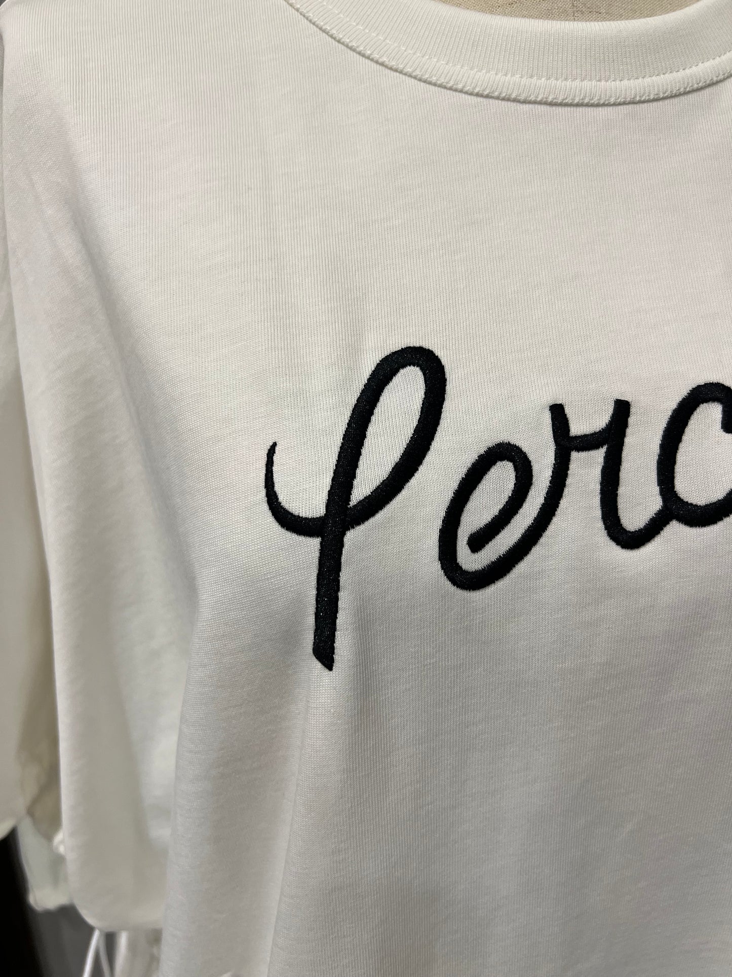 【1％】刺繍ロゴ袖スリットプルオーバー