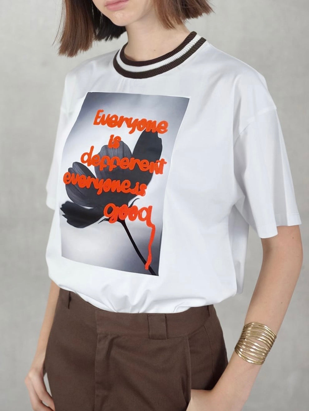 【カジュアルが新鮮になる、大人のTシャツ】EN'DAY/アートプリント×コード刺繍 Tシャツ