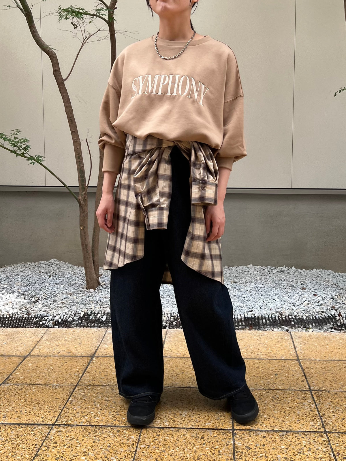 【botanical】ソフトダンボールロゴ刺繍スリットプルオーバー
