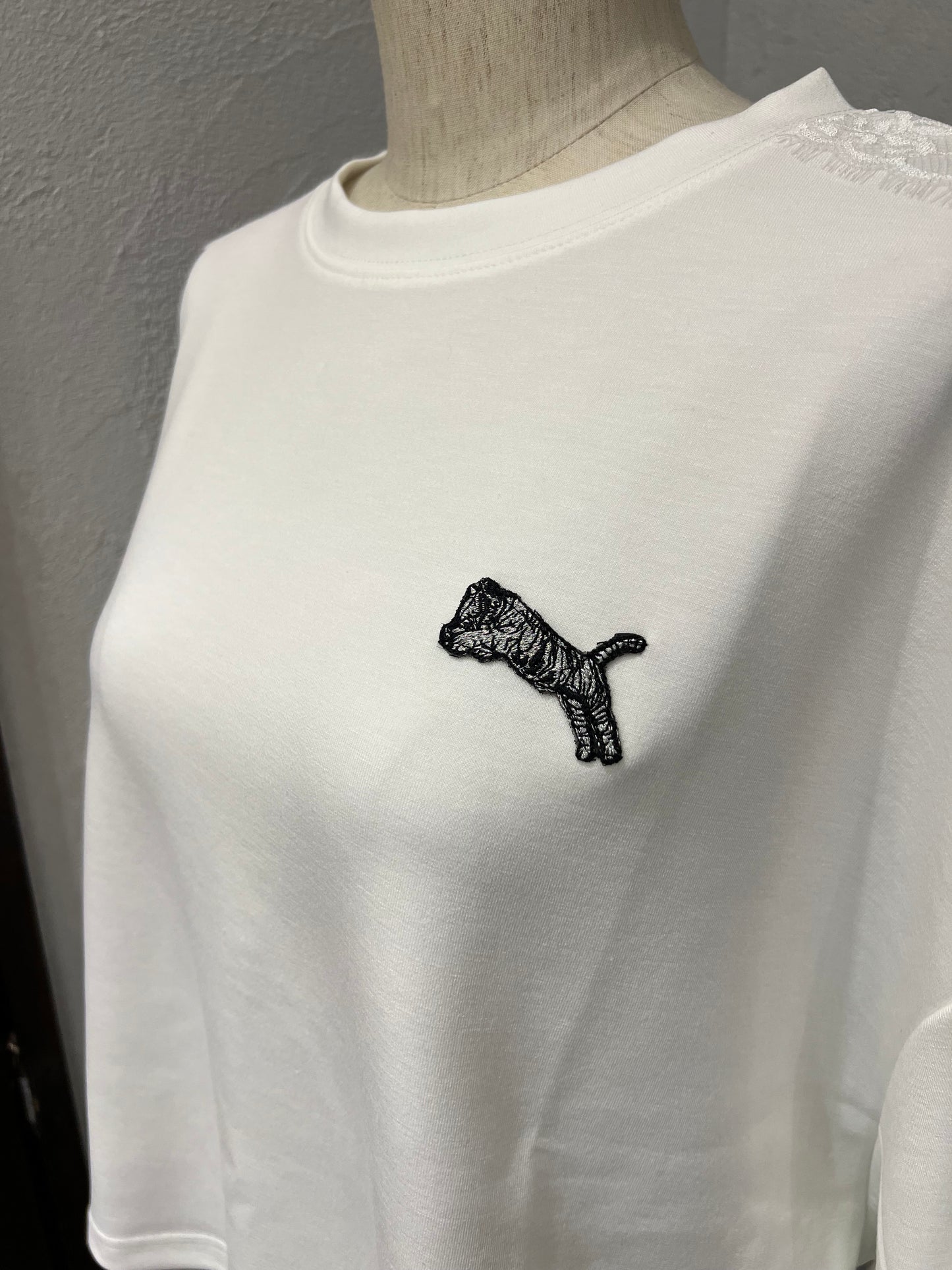 【TRANOI】トラ刺繍レースライントップス