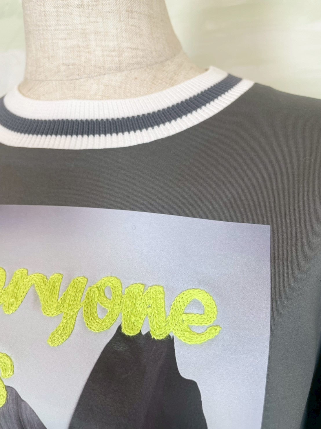 【カジュアルが新鮮になる、大人のTシャツ】EN'DAY/アートプリント×コード刺繍 Tシャツ