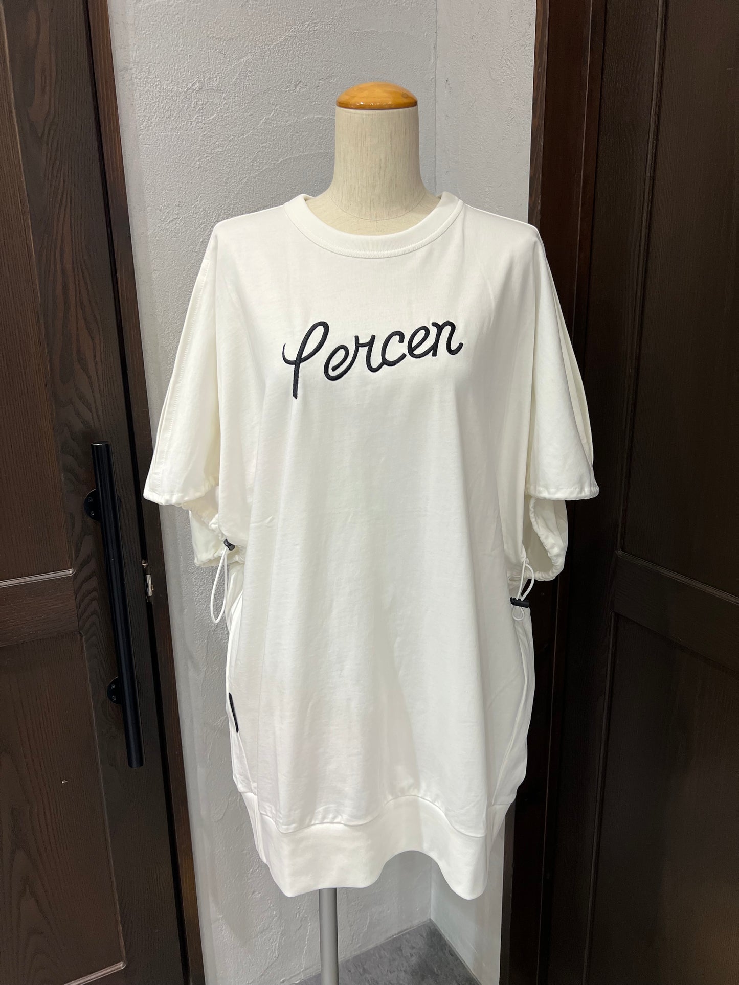 【1％】刺繍ロゴ袖スリットプルオーバー