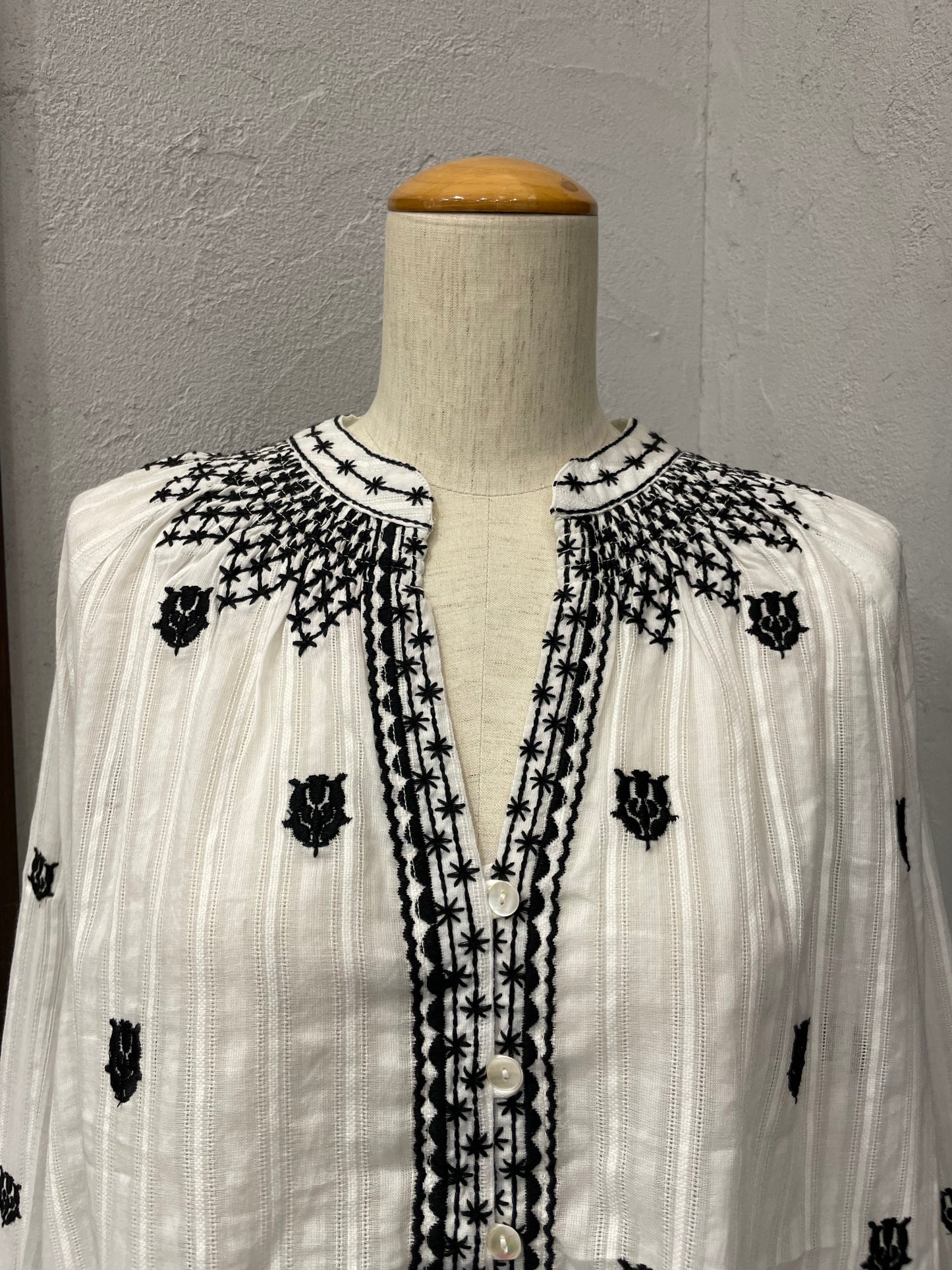 【TORRAZZO DONNA】インド刺繍ブラウス