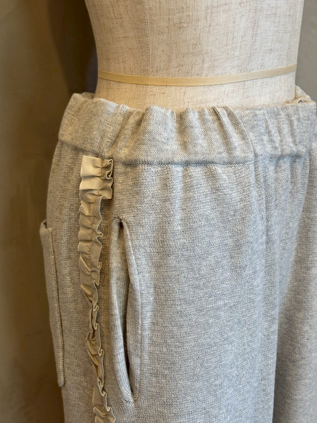 【maomade】/やわらかコットンミラノリブ風サイドふりふりフリルテーパードパンツ