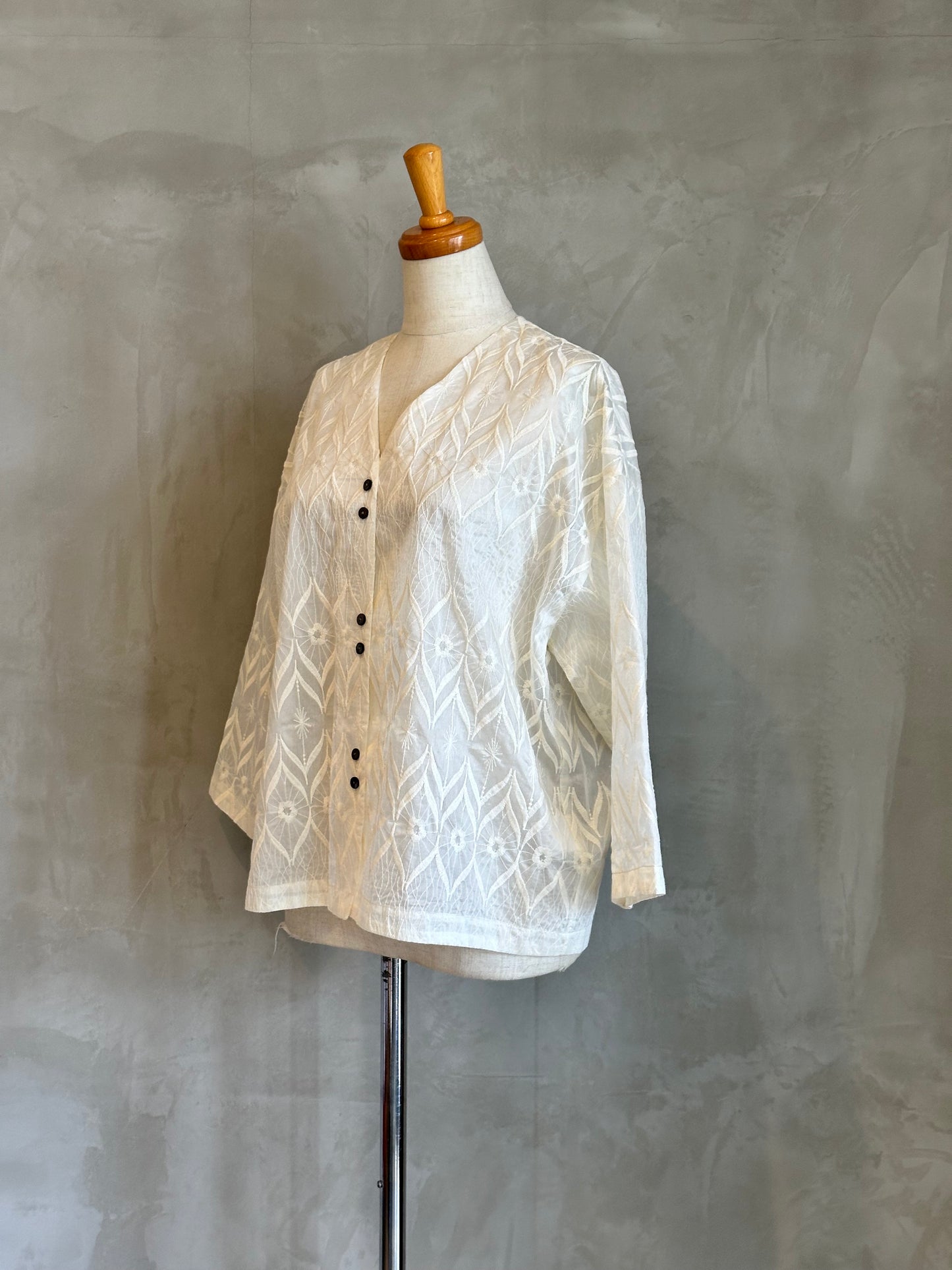 【NOMBRE IMPAIR】フラワー刺繍V開きブラウス