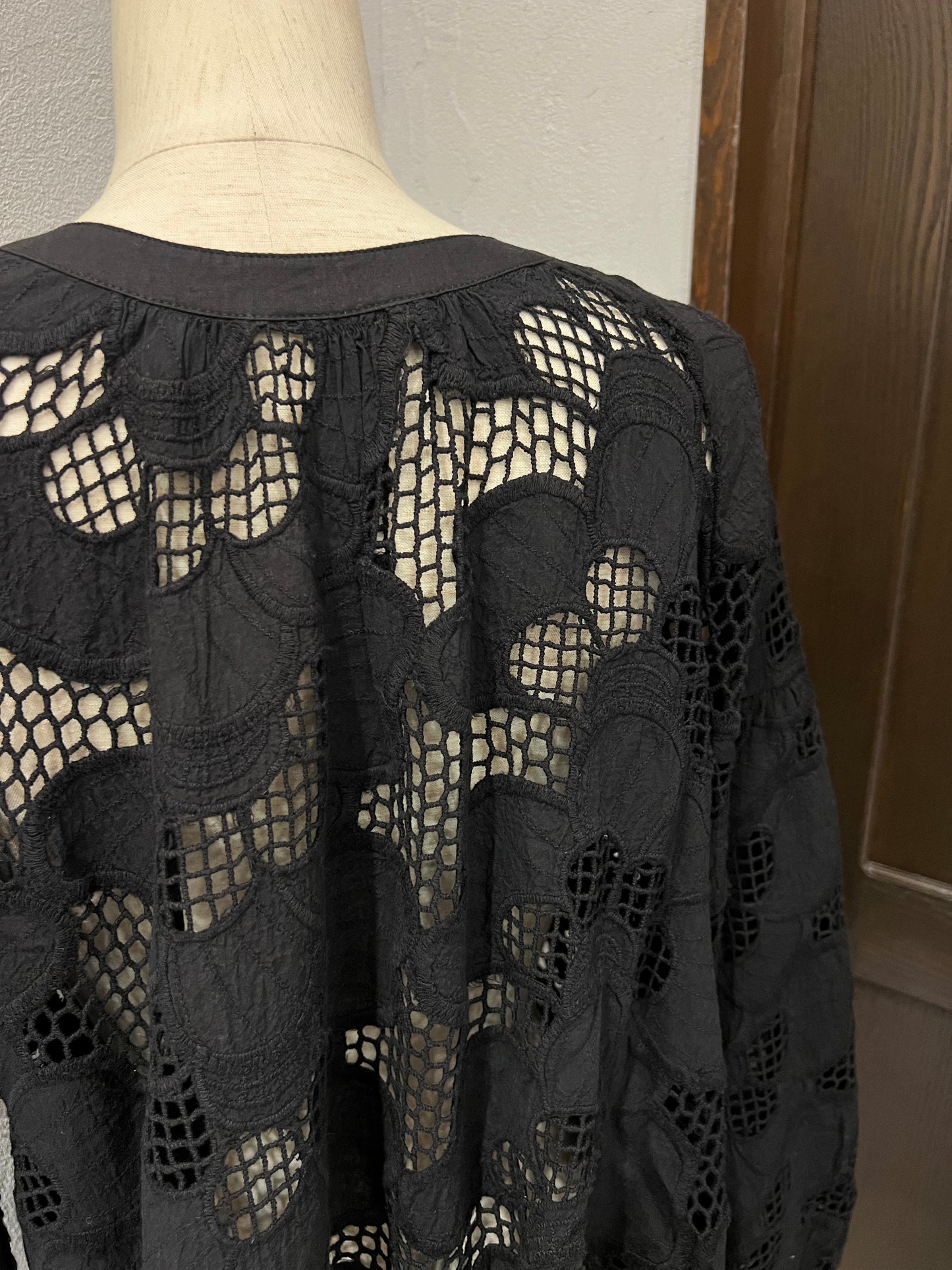 【TORRAZZO DONNA】カットワークレースブラウス