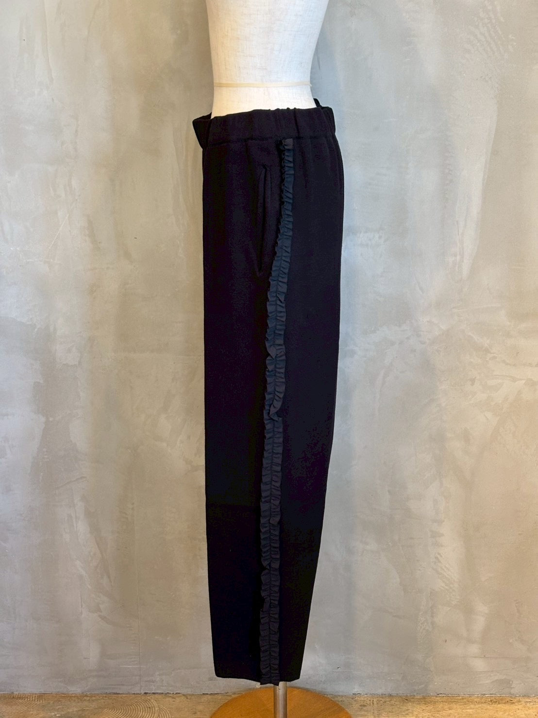 【maomade】/やわらかコットンミラノリブ風サイドふりふりフリルテーパードパンツ