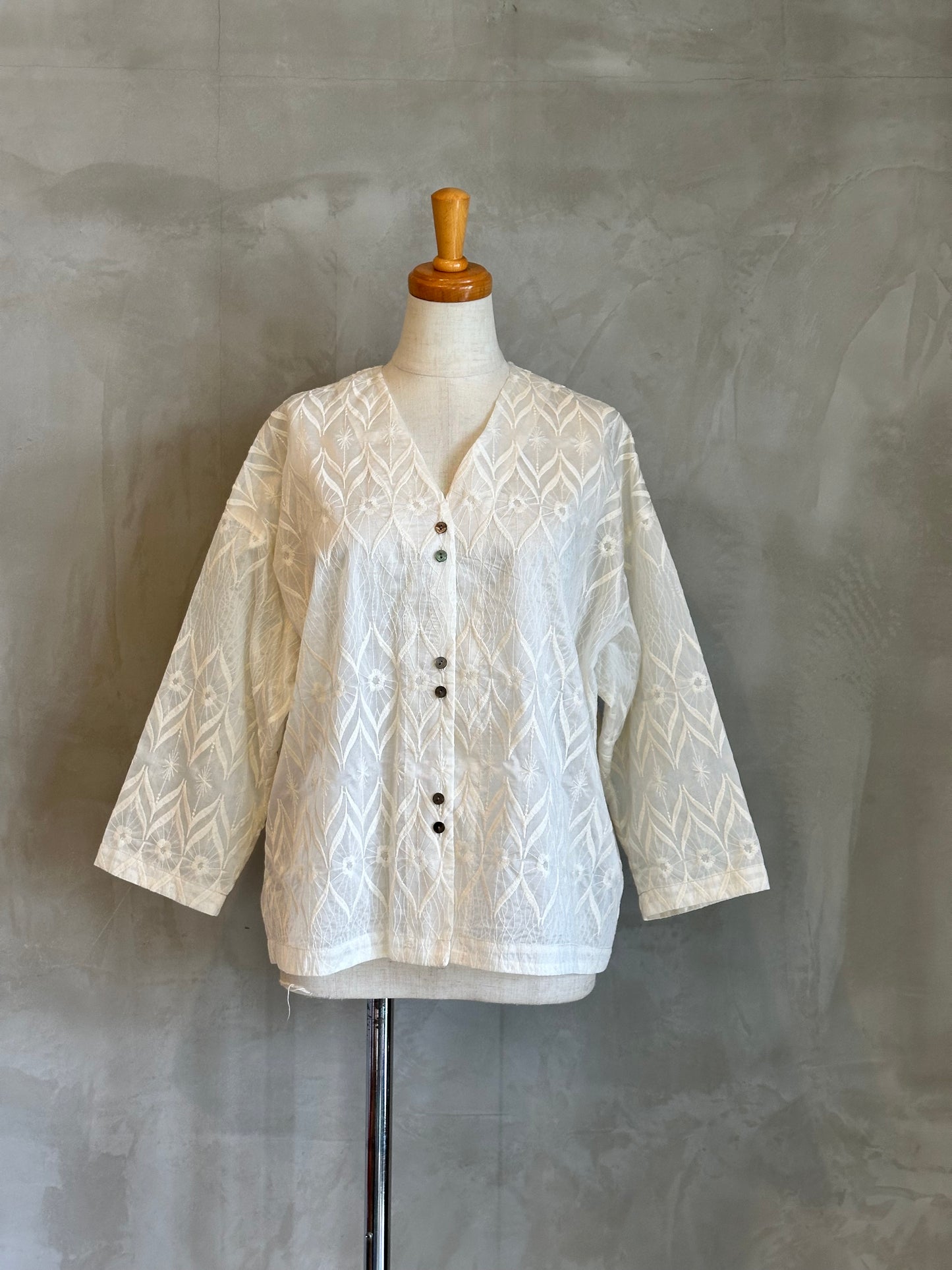【NOMBRE IMPAIR】フラワー刺繍V開きブラウス